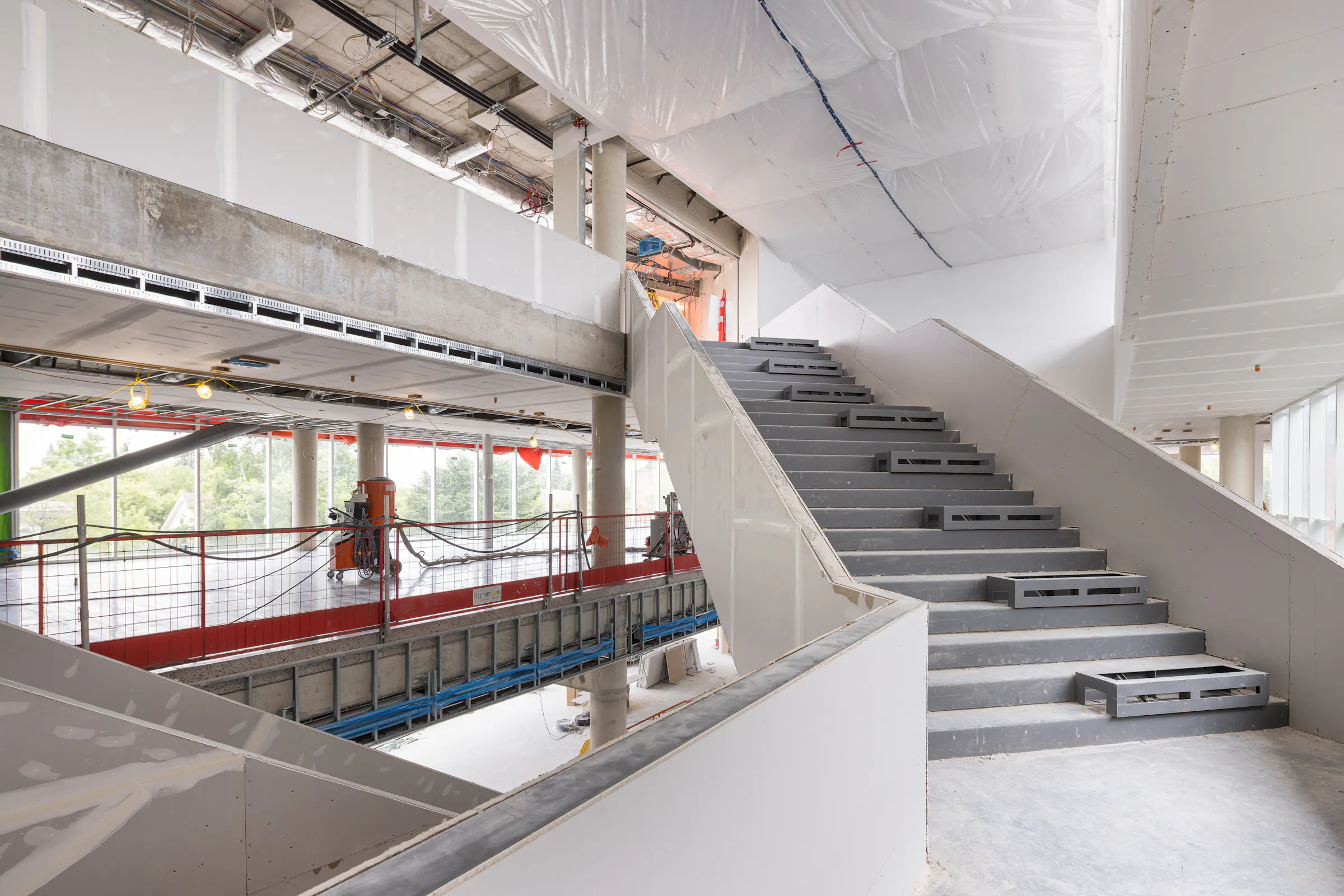 Intérieur du bâtiment montrant l’organisation des niveaux autour de l’escalier.