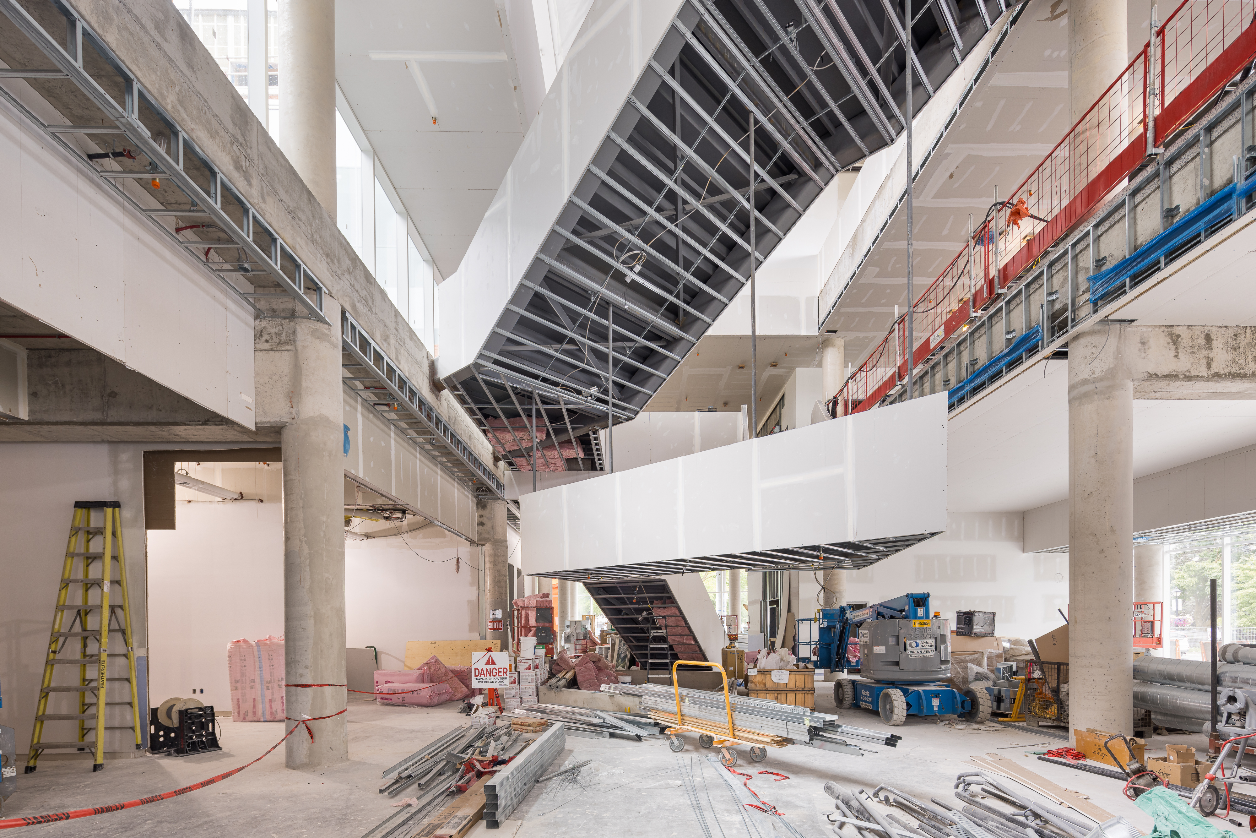 Vue intérieure du chantier montrant l’escalier monumental en cours de construction.