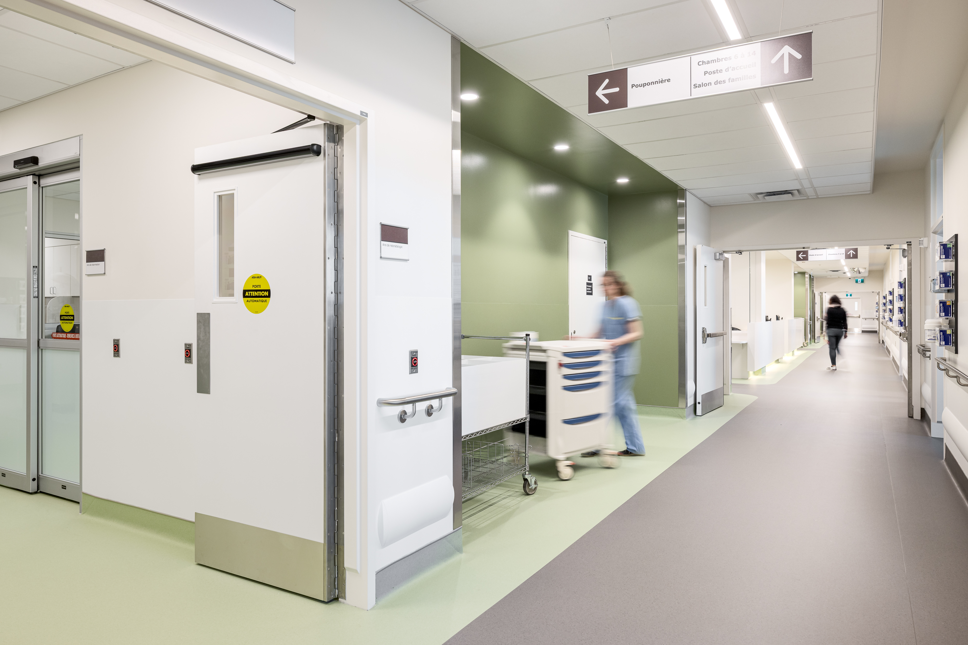 Couloir de clinique spécialisé avec salles techniques vitrées, photographié pour valoriser l’architecture hospitalière.