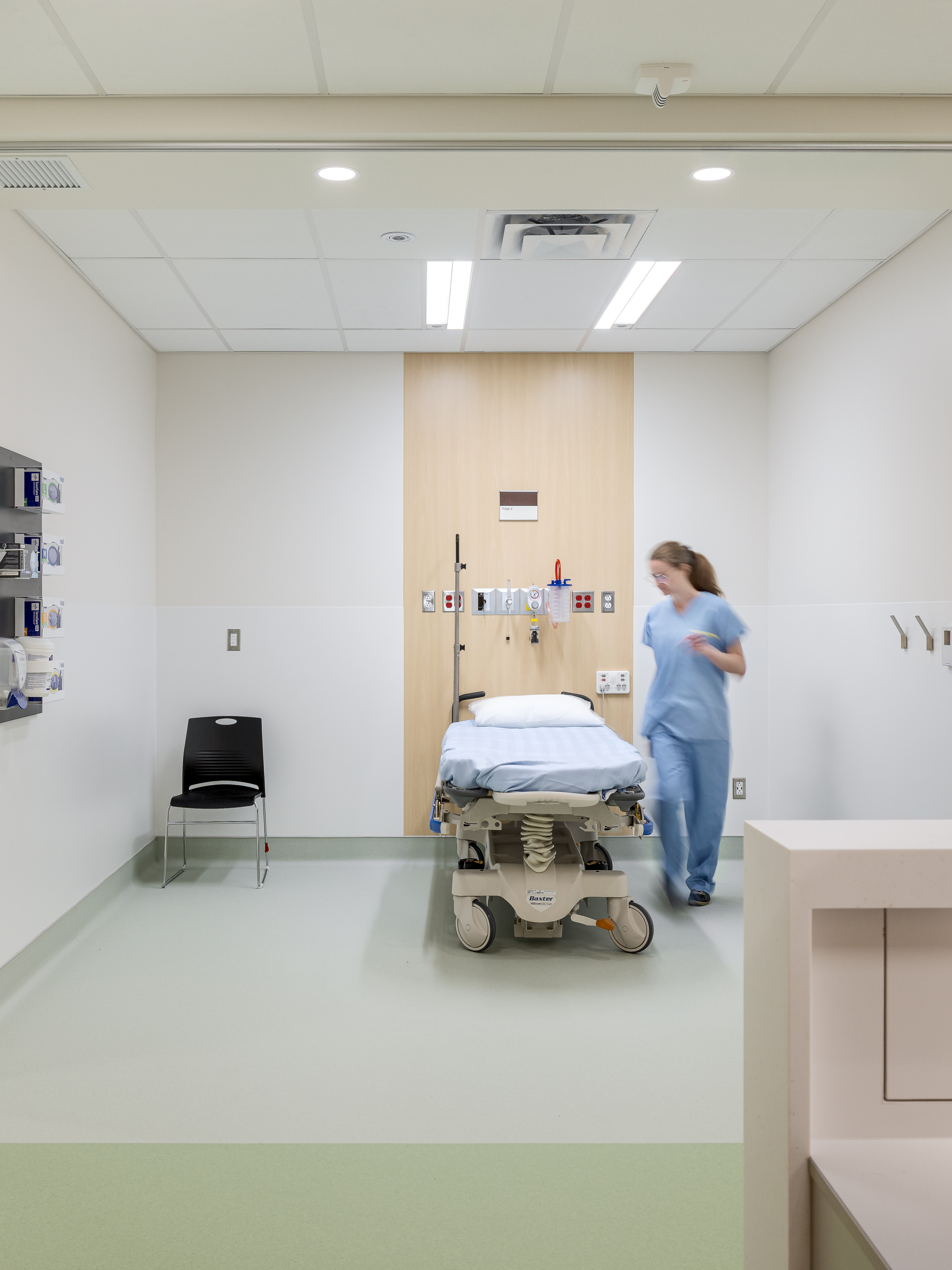 Chambre d’hôpital prête à accueillir un patient, montrant l’organisation spatiale et le design clinique.