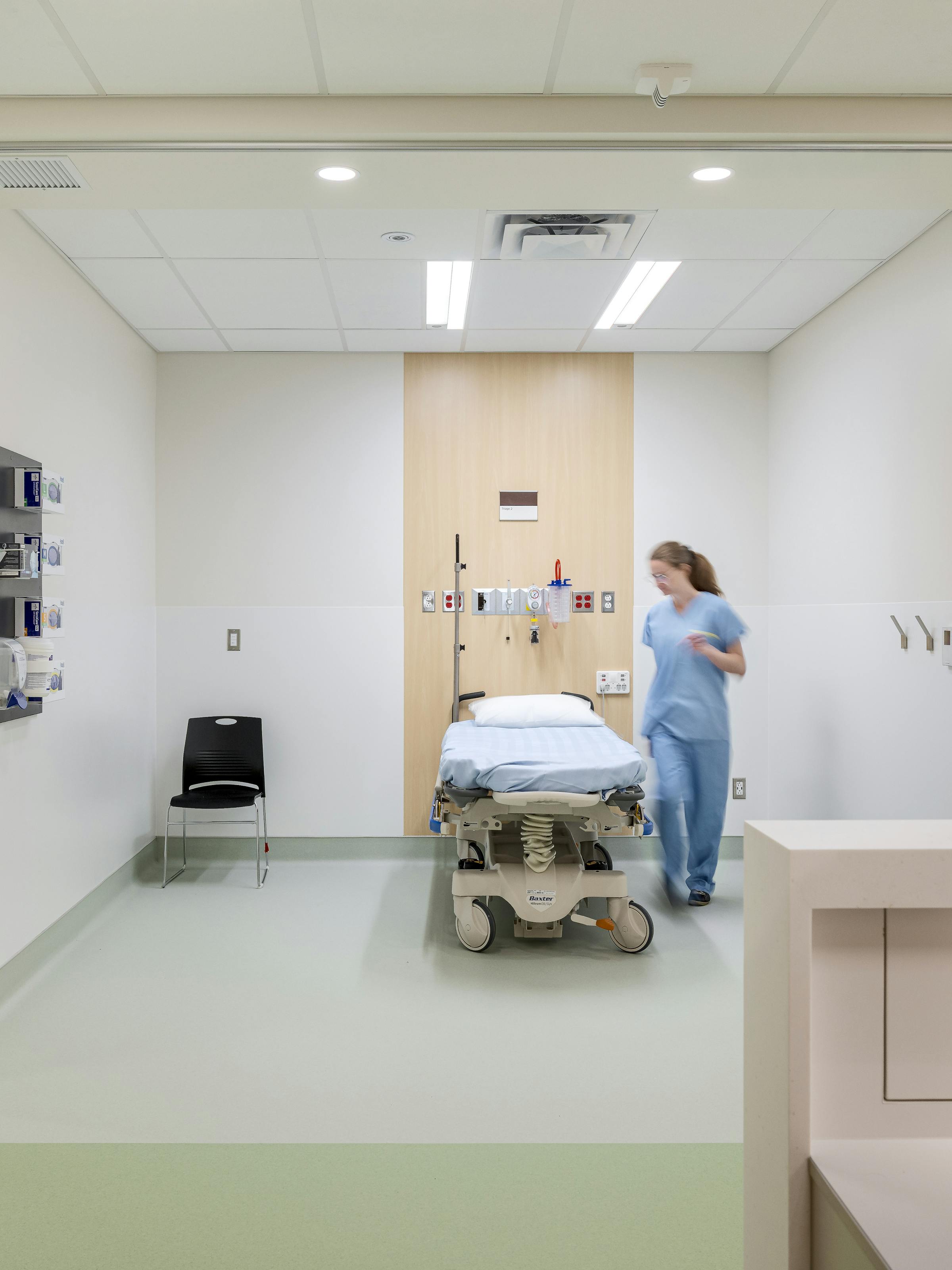 Chambre d’hôpital prête à accueillir un patient, montrant l’organisation spatiale et le design clinique.