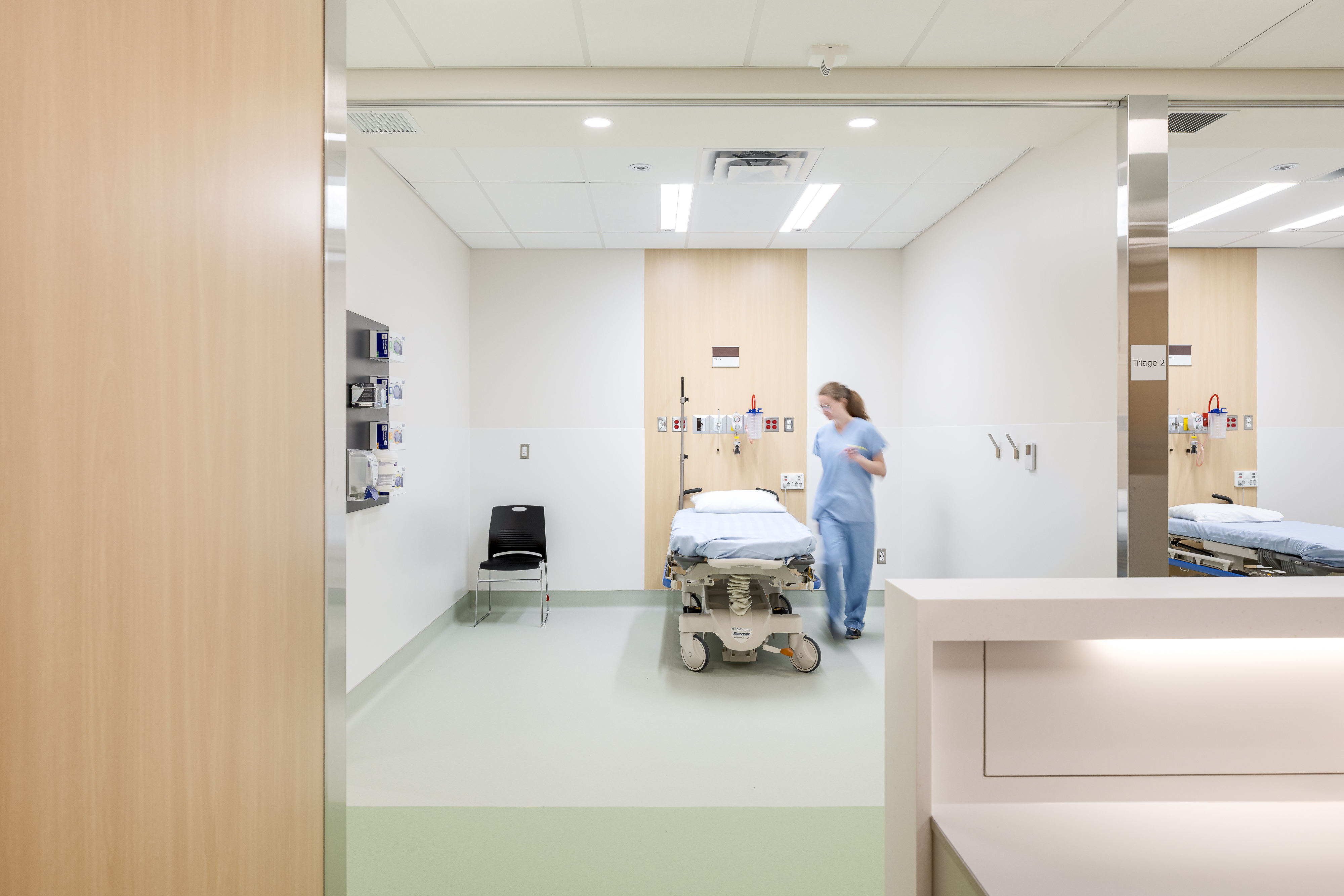 Chambre d’hôpital prête à accueillir un patient, montrant l’organisation spatiale et le design clinique.
