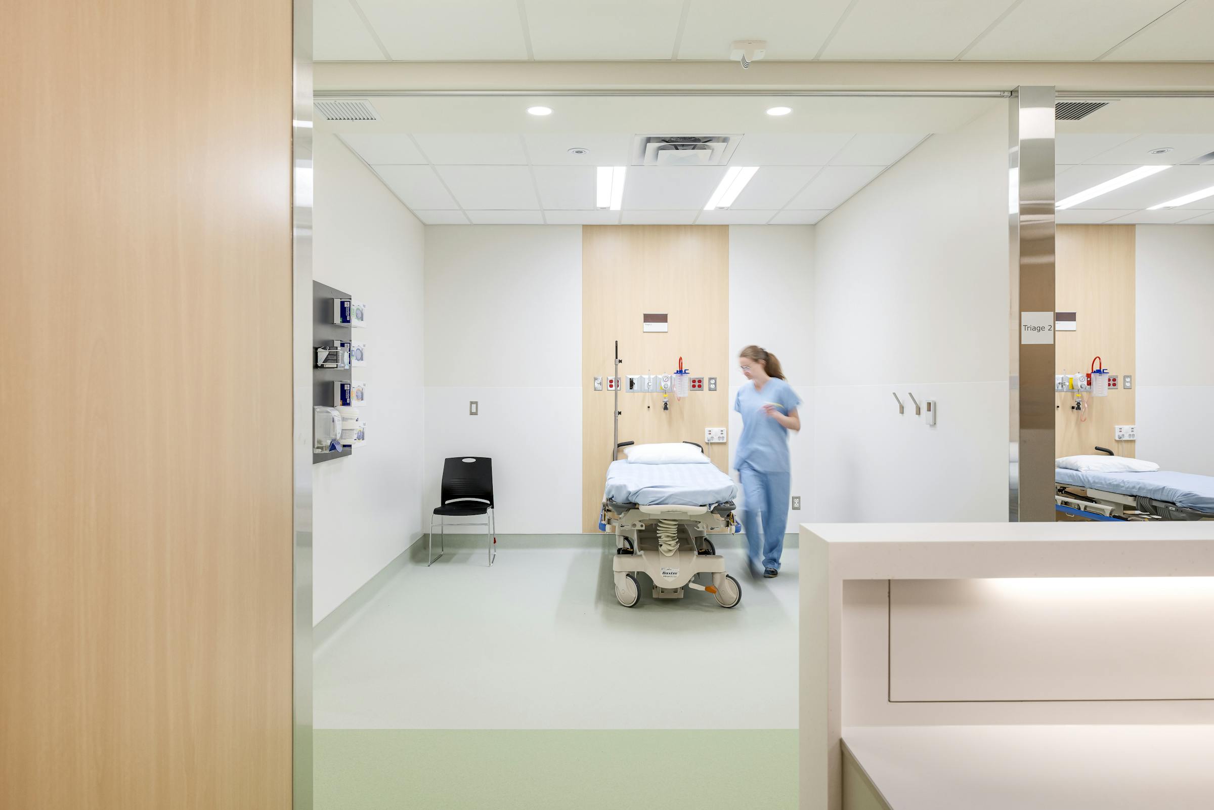Chambre d’hôpital prête à accueillir un patient, montrant l’organisation spatiale et le design clinique.