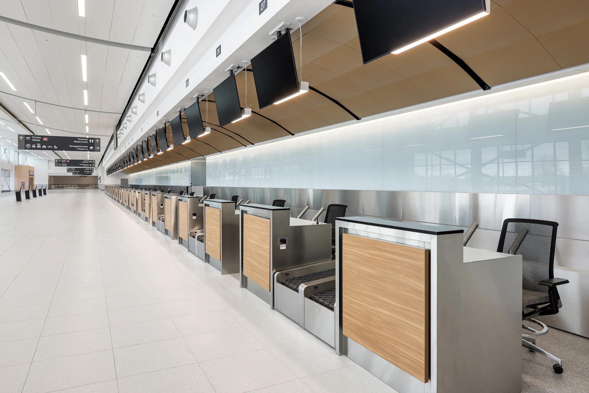 Photographie d’architecture du hall principal montrant la fluidité de l’espace et la qualité des finitions.