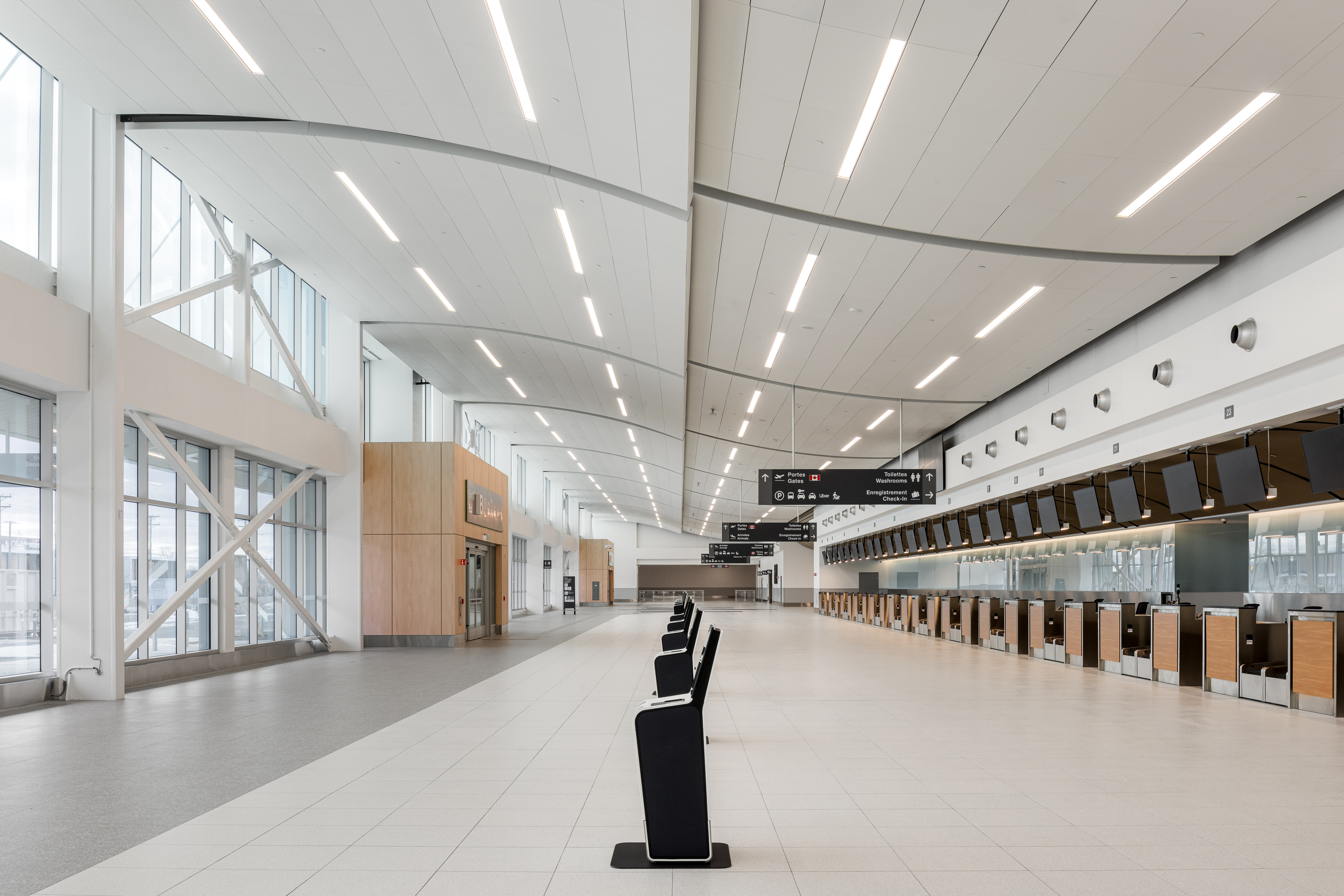 Photographie d’architecture intérieure du hall principal mettant en valeur les lignes courbes du plafond.