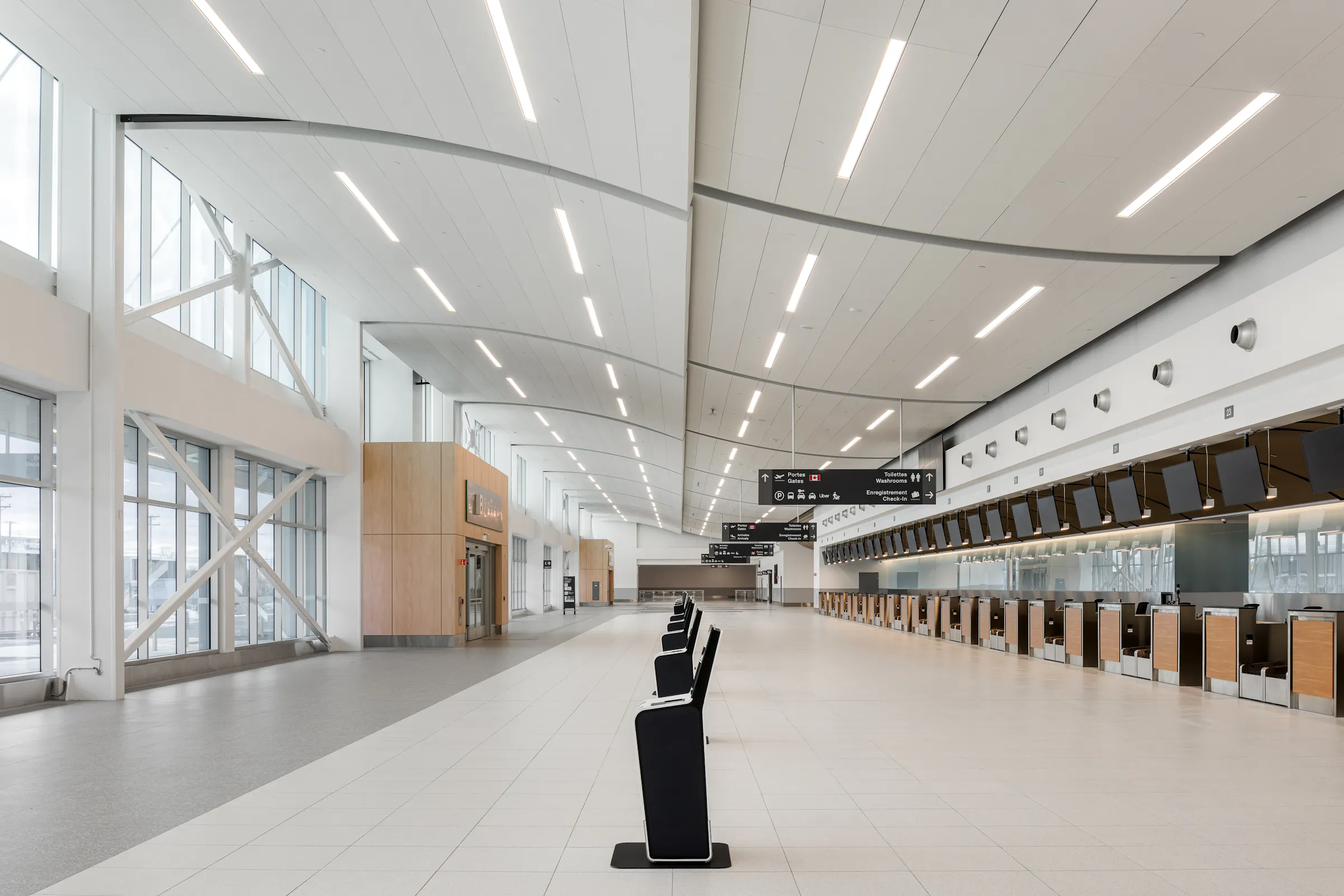 Photographie d’architecture intérieure du hall principal mettant en valeur les lignes courbes du plafond.