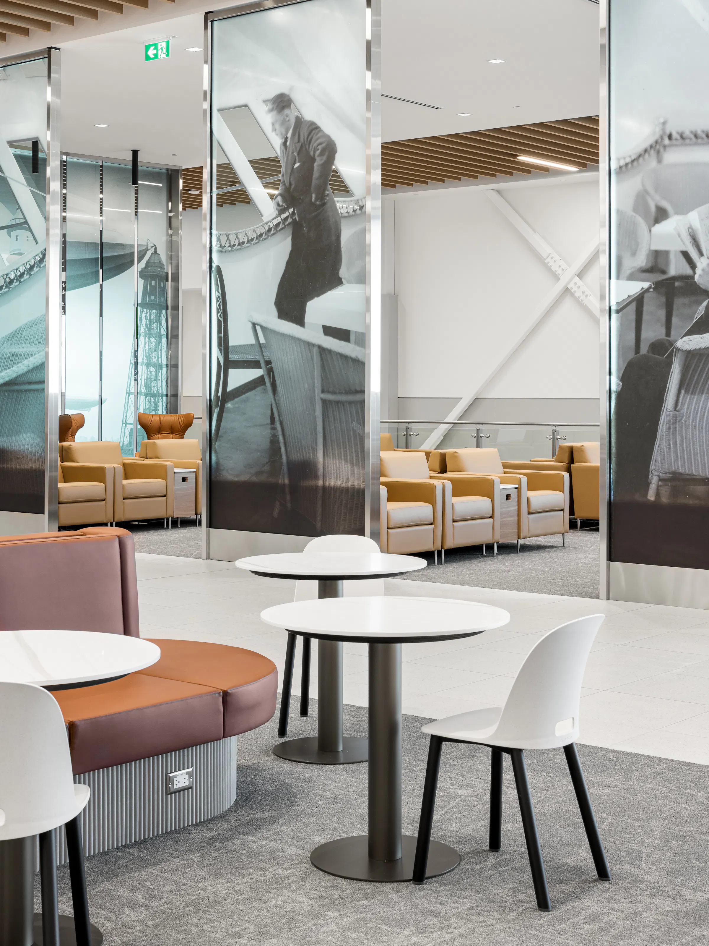 Vue intérieure mettant en valeur le design du plafond et l’aménagement du lounge.