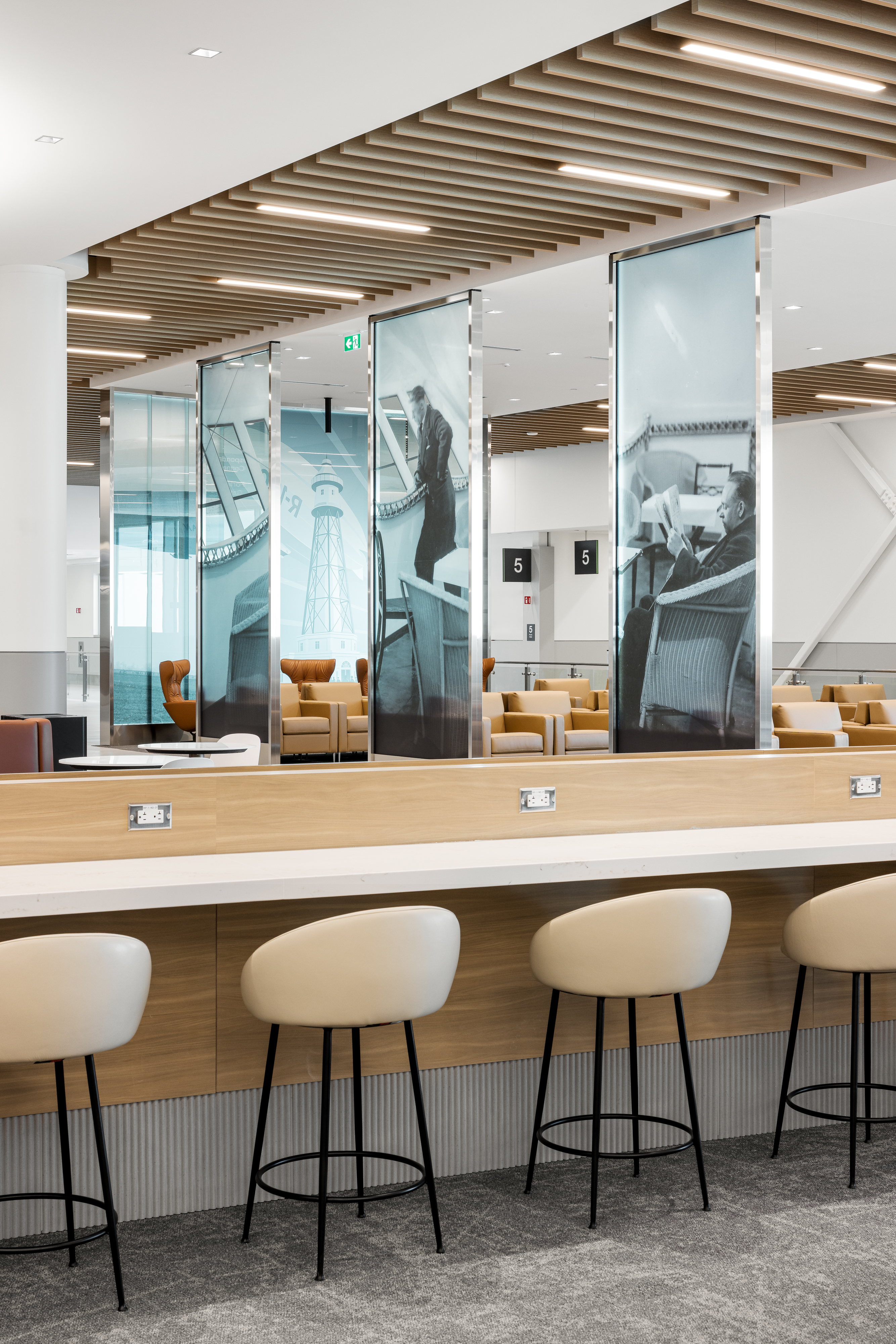 Photographie d’architecture intérieure d’un espace lounge dans le terminal.