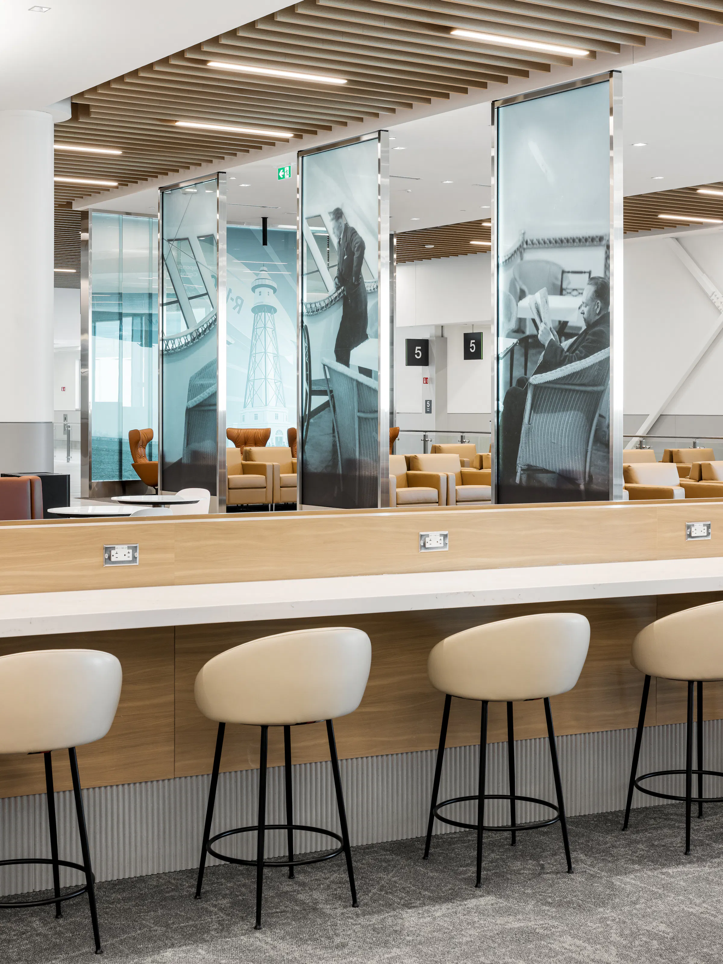 Photographie d’architecture intérieure d’un espace lounge dans le terminal.