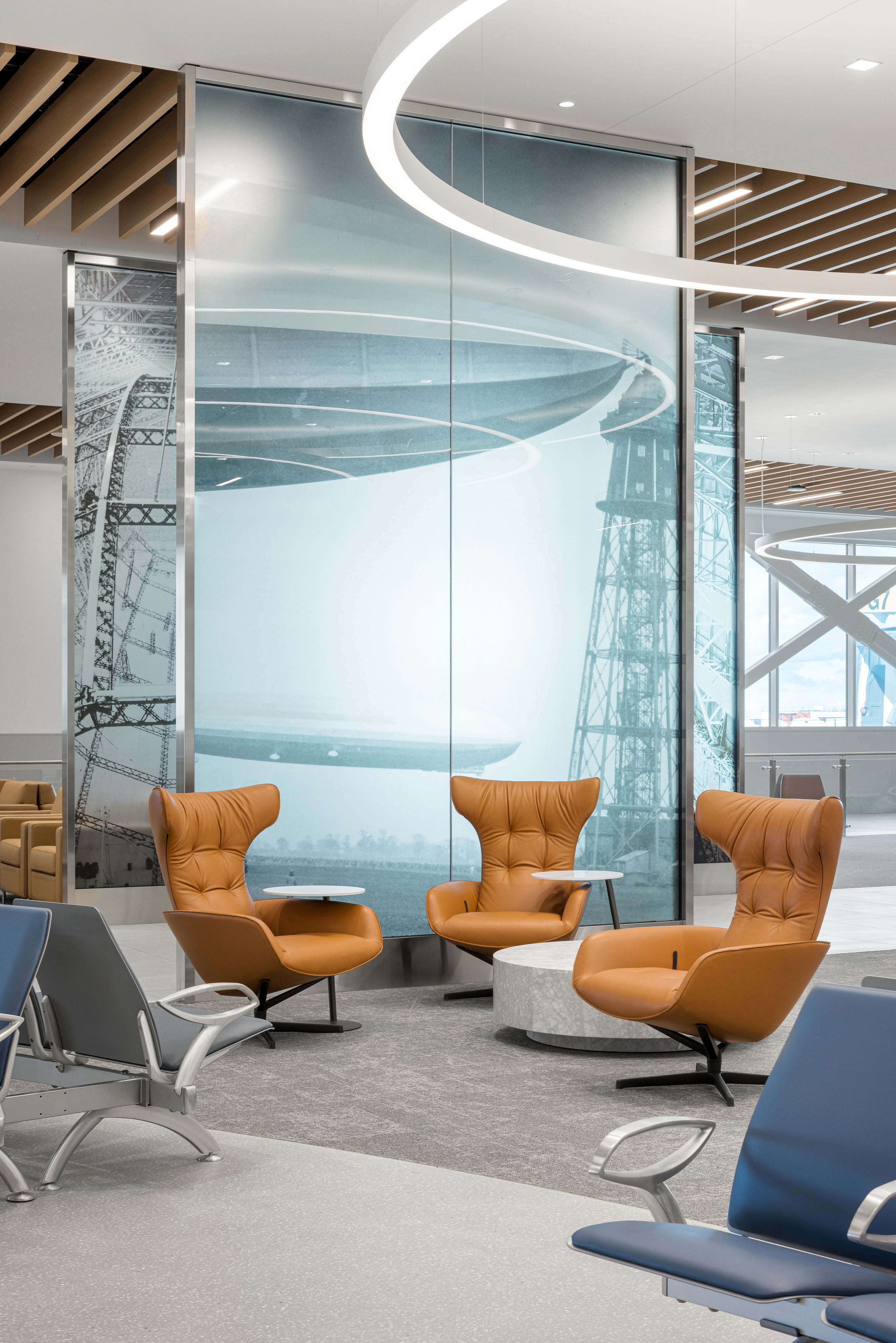 Salon d’attente moderne avec mobilier design et architecture intérieure élégante.