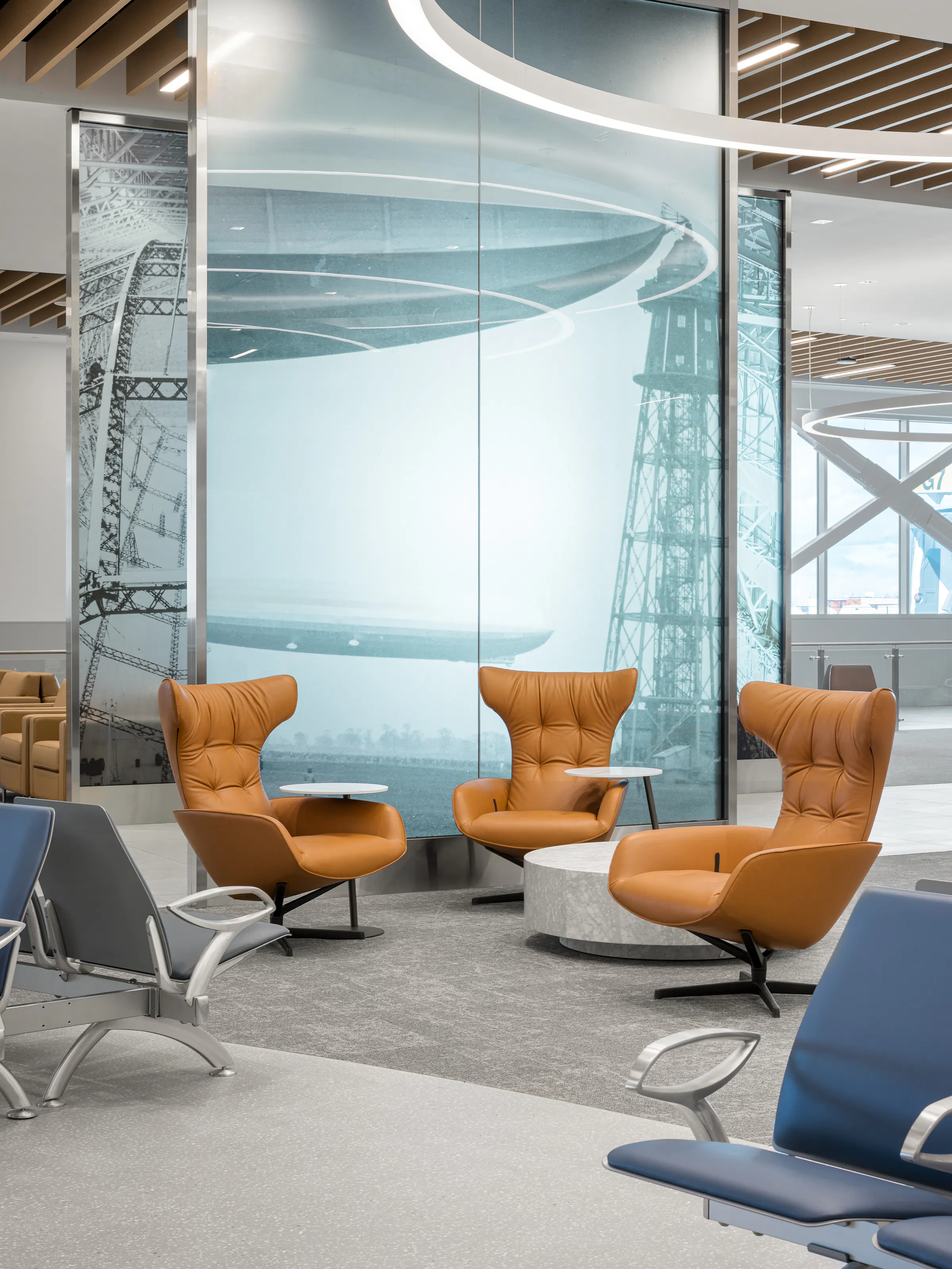 Salon d’attente moderne avec mobilier design et architecture intérieure élégante.