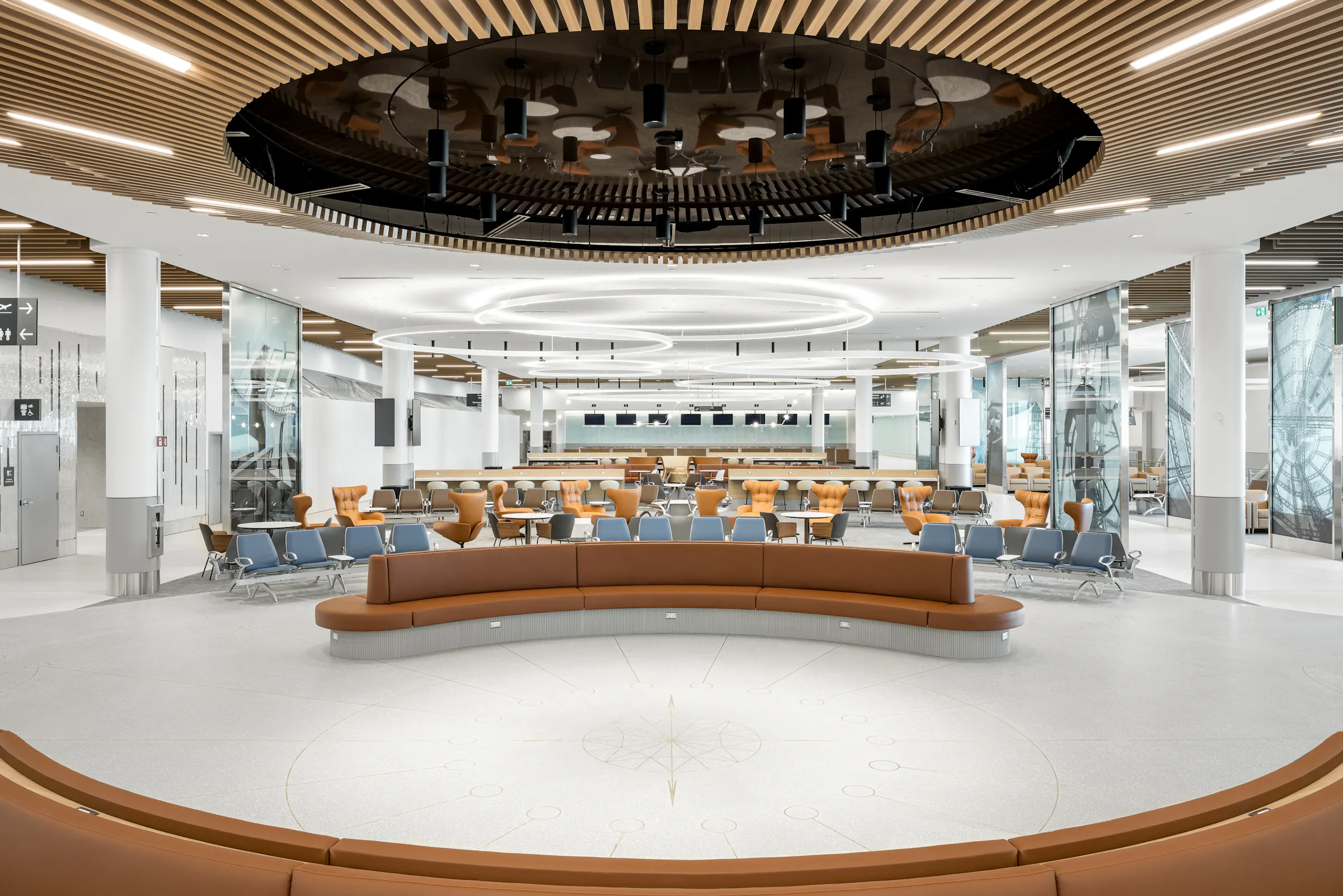 Vue symétrique du lounge avec banquettes courbes et éclairage intégré.