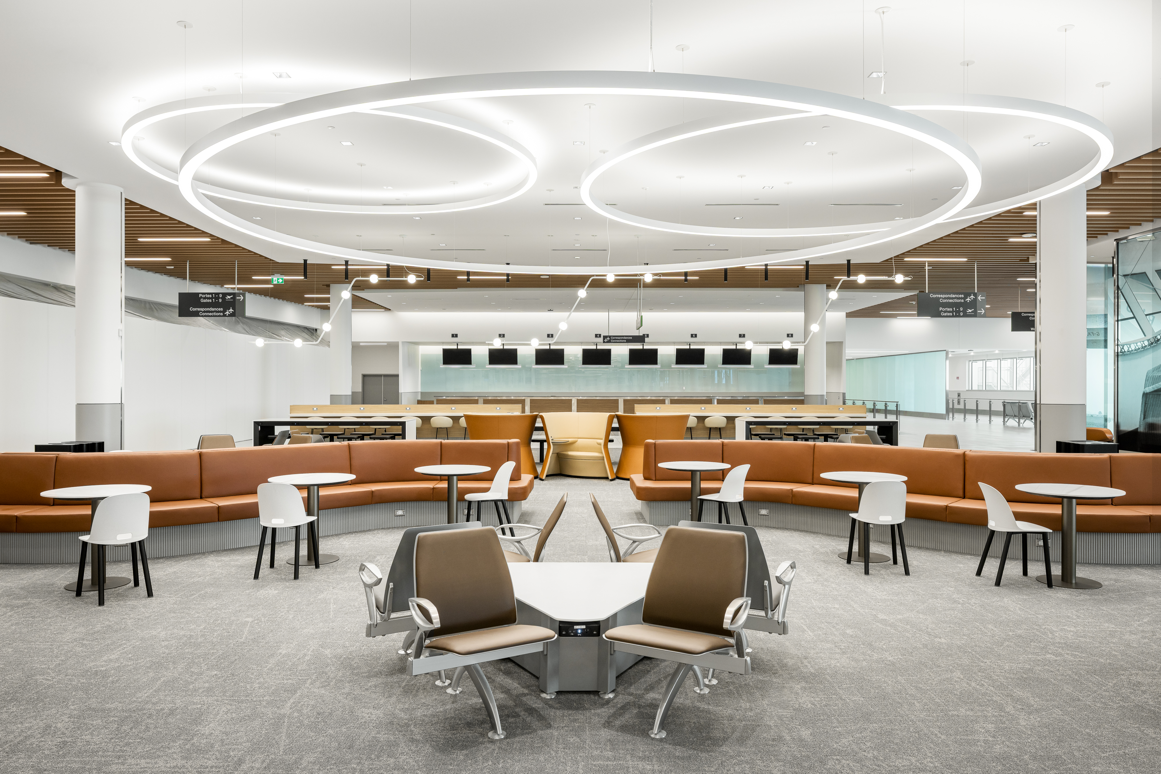 Lounge passagers photographié en grand angle mettant en valeur l’architecture intérieure.