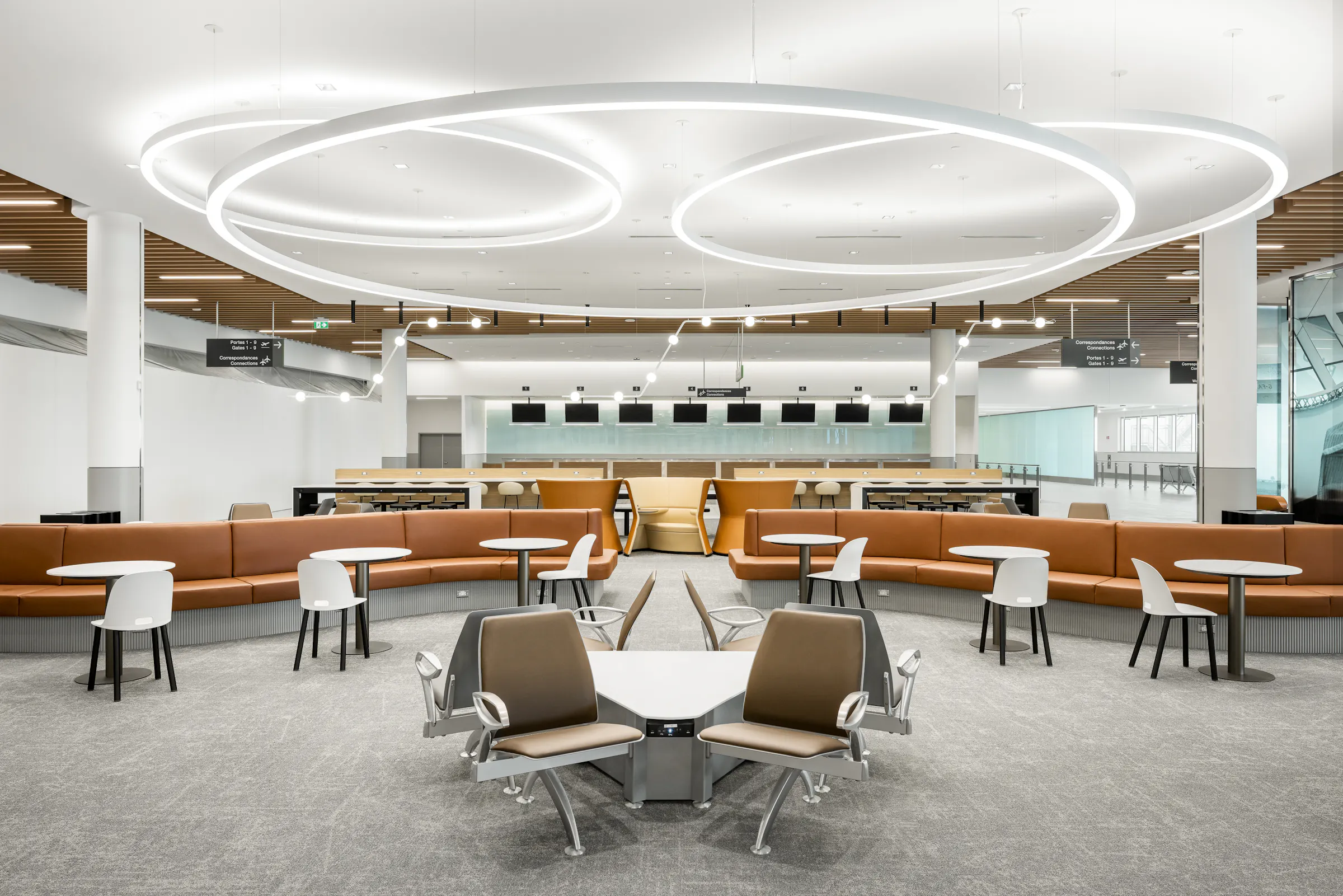 Lounge passagers photographié en grand angle mettant en valeur l’architecture intérieure.