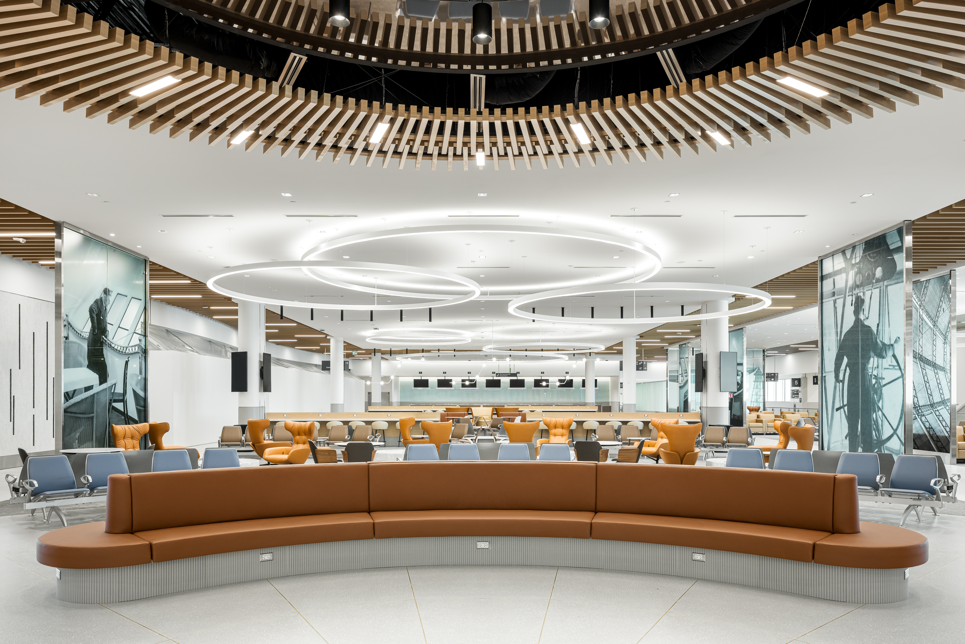 Vue d’ensemble du lounge avec assises confortables et design intérieur chaleureux.