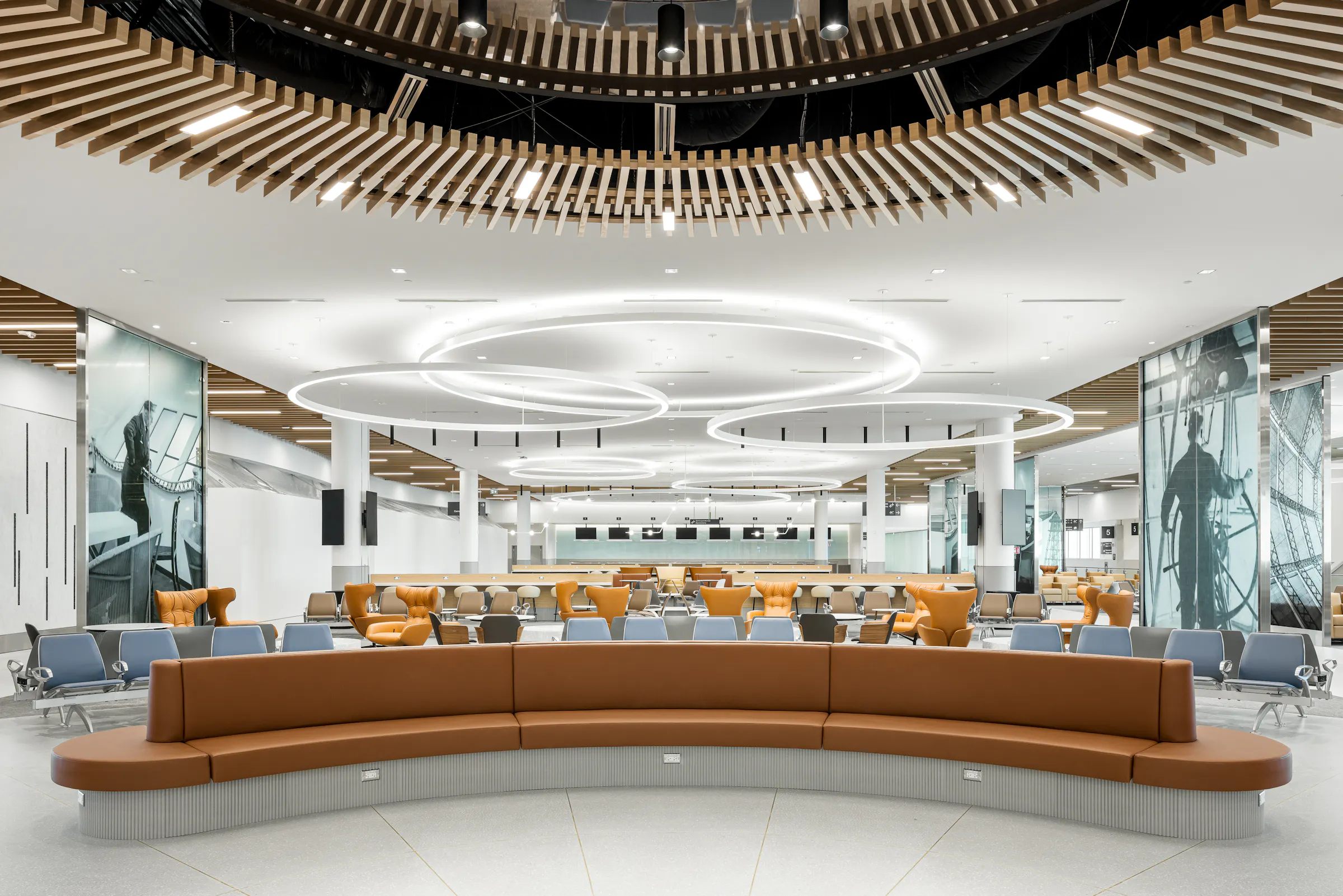 Vue d’ensemble du lounge avec assises confortables et design intérieur chaleureux.