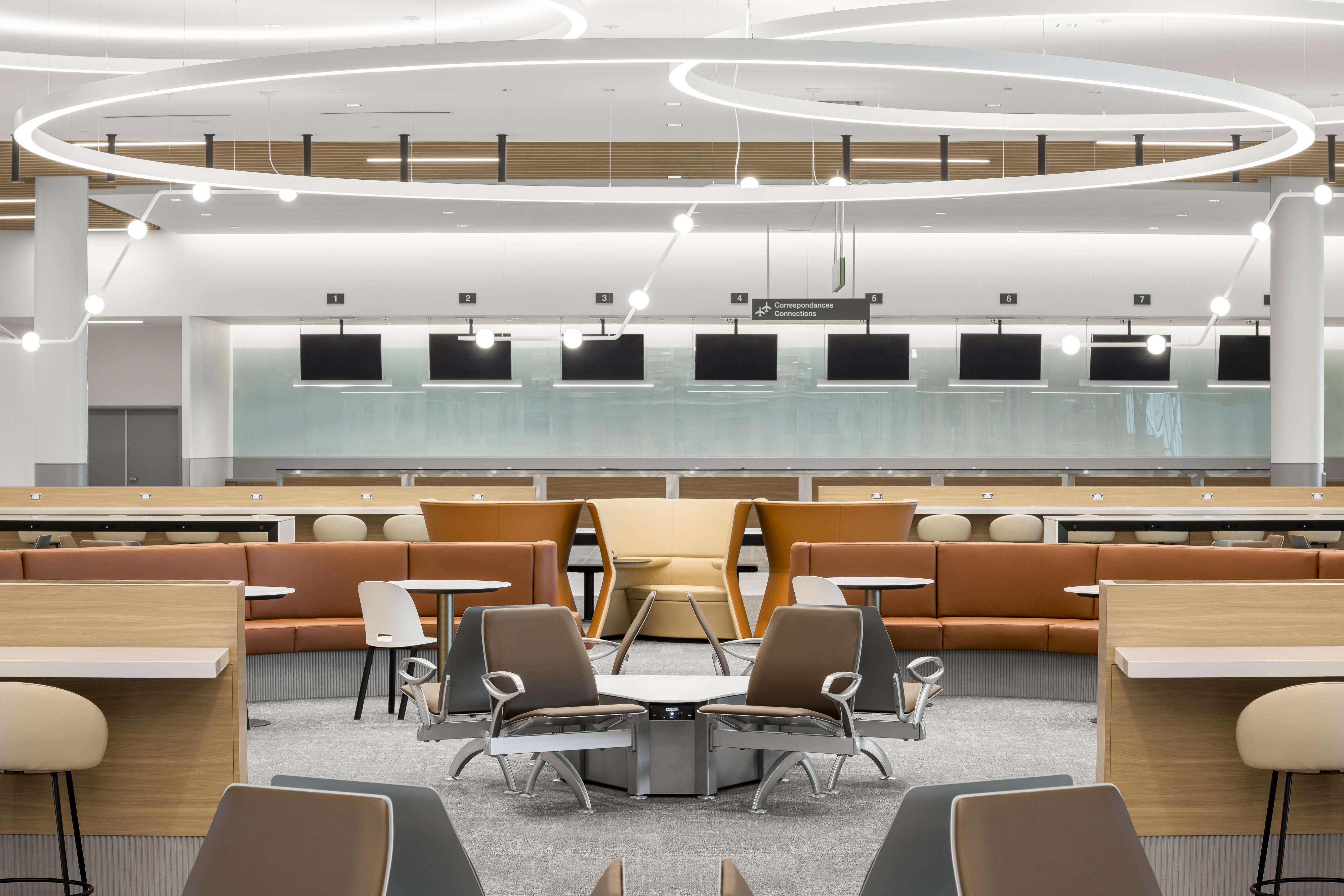 Photographie d’architecture intérieure d’un espace lounge dans le terminal.