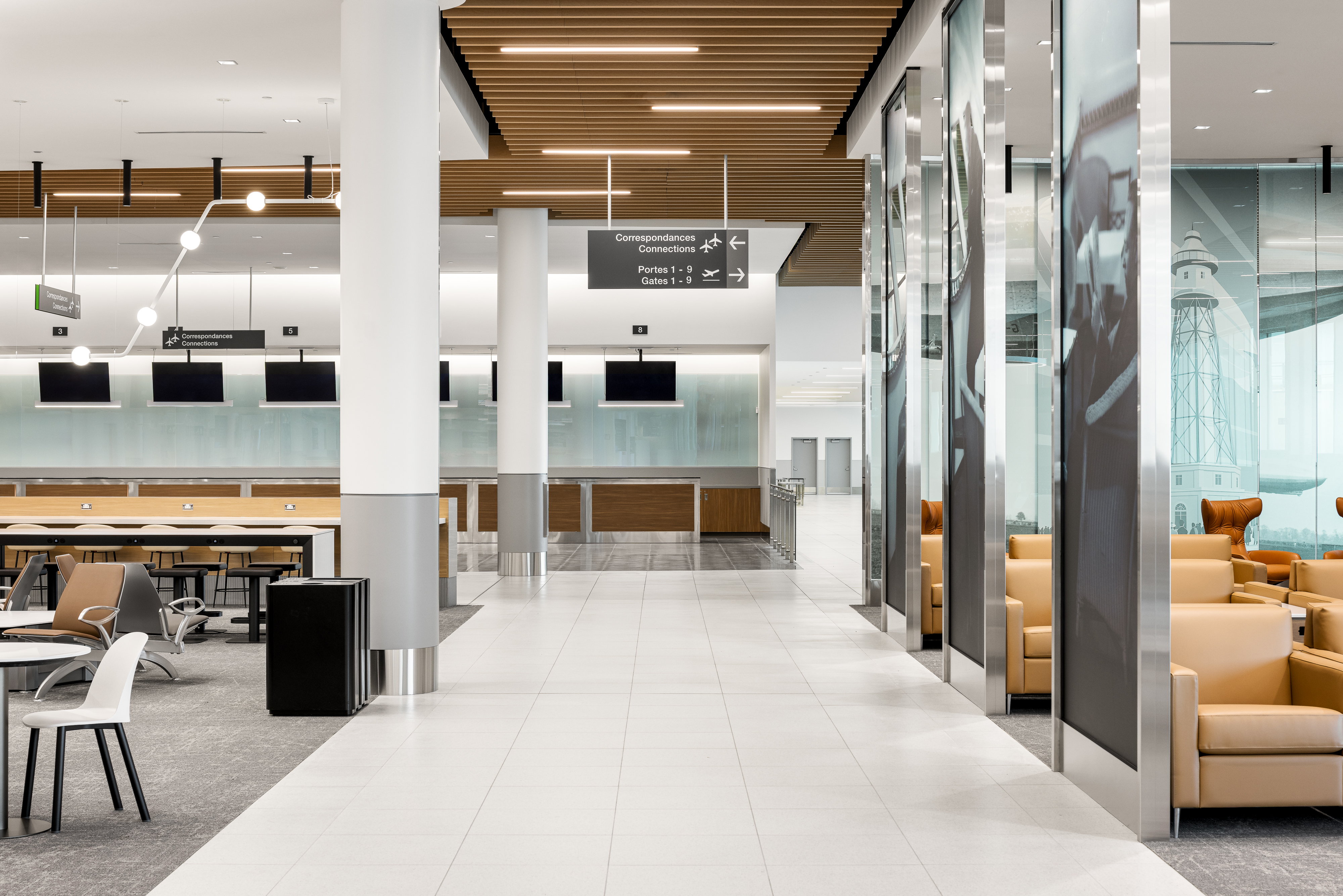 Espace lounge avec mobilier contemporain, éclairage doux et atmosphère moderne.