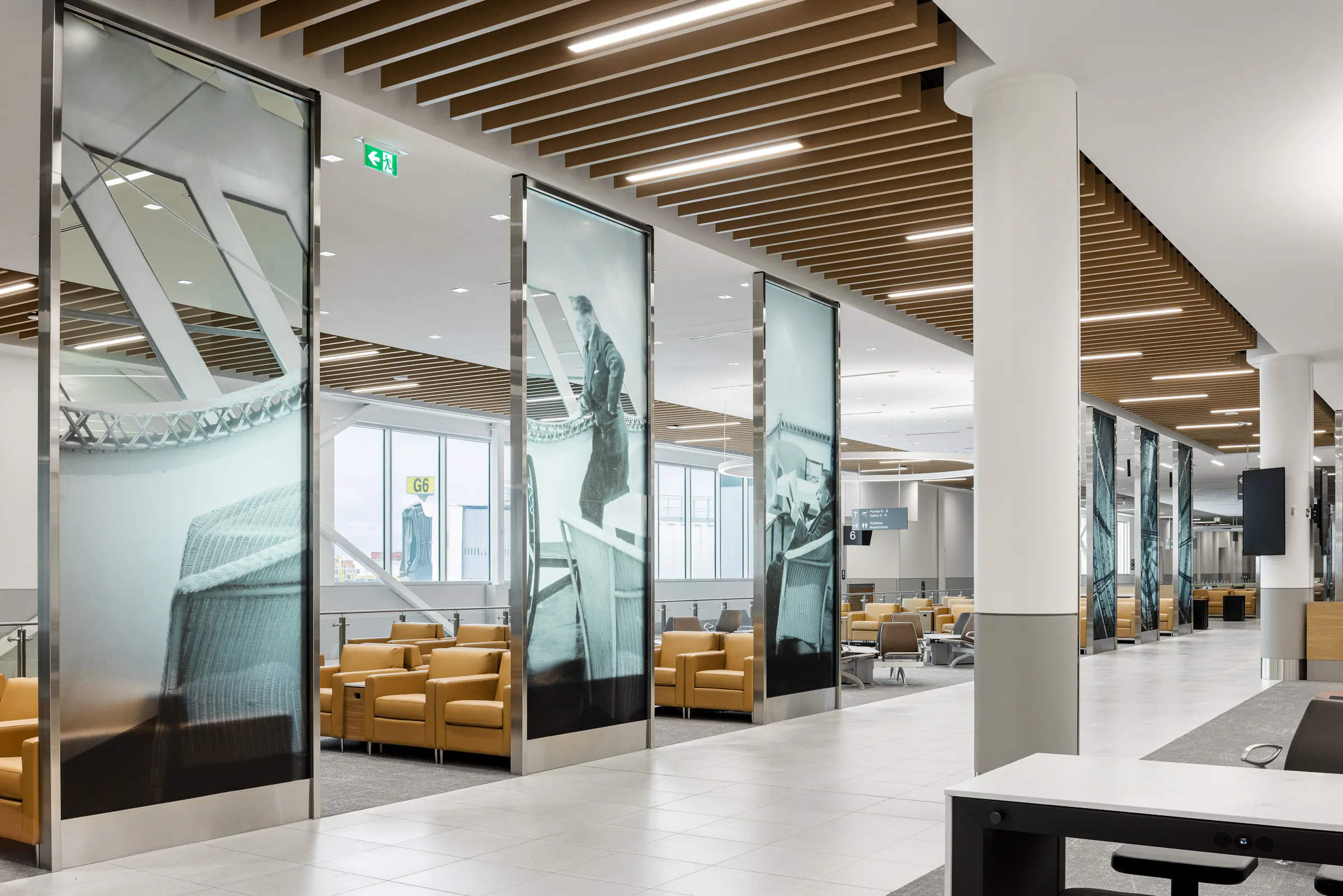 Espace d’attente moderne avec fauteuils design, éclairage intégré au plafond et ambiance lumineuse.