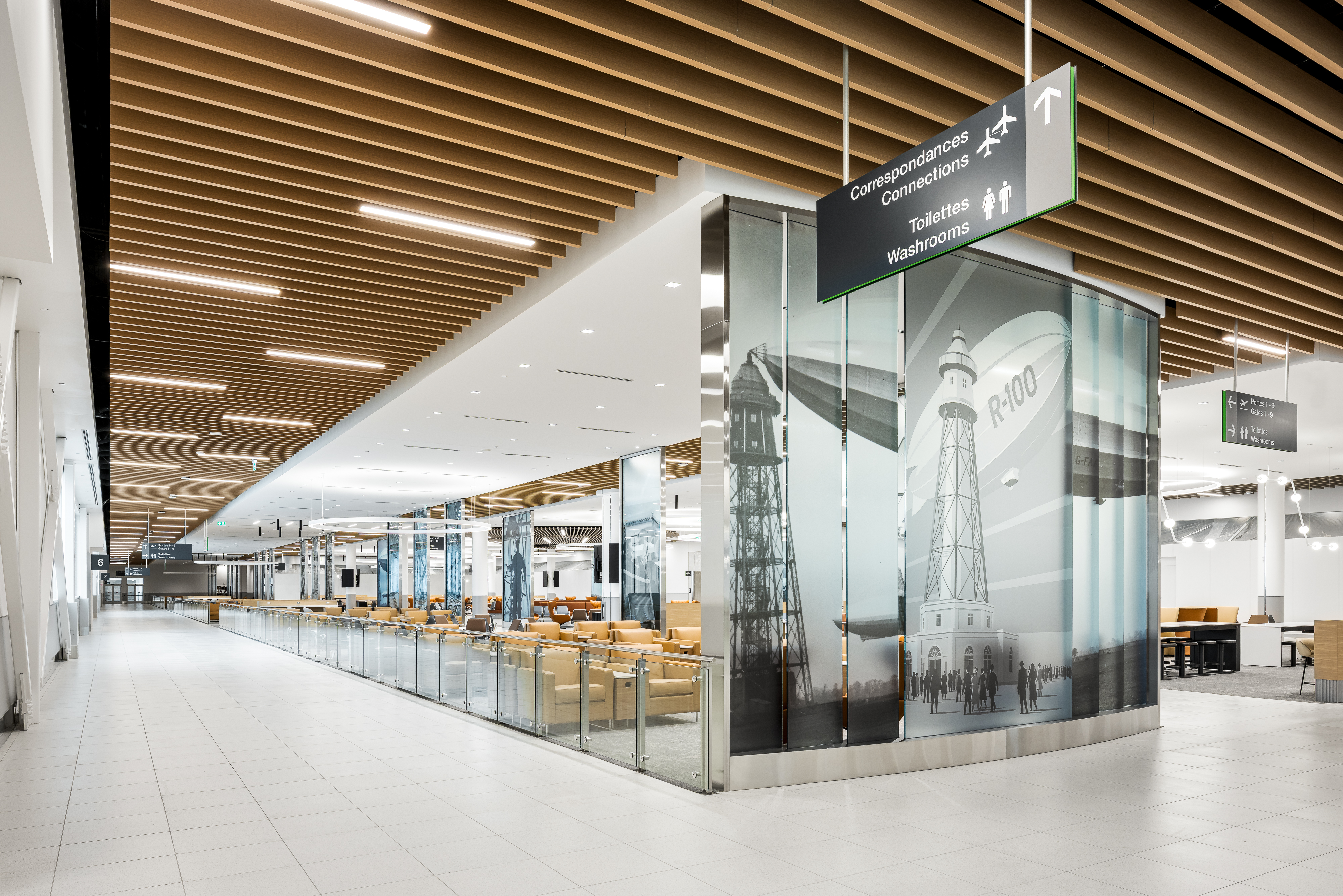 Photographie d’architecture du lounge mettant en valeur les matériaux, le mobilier et la lumière.