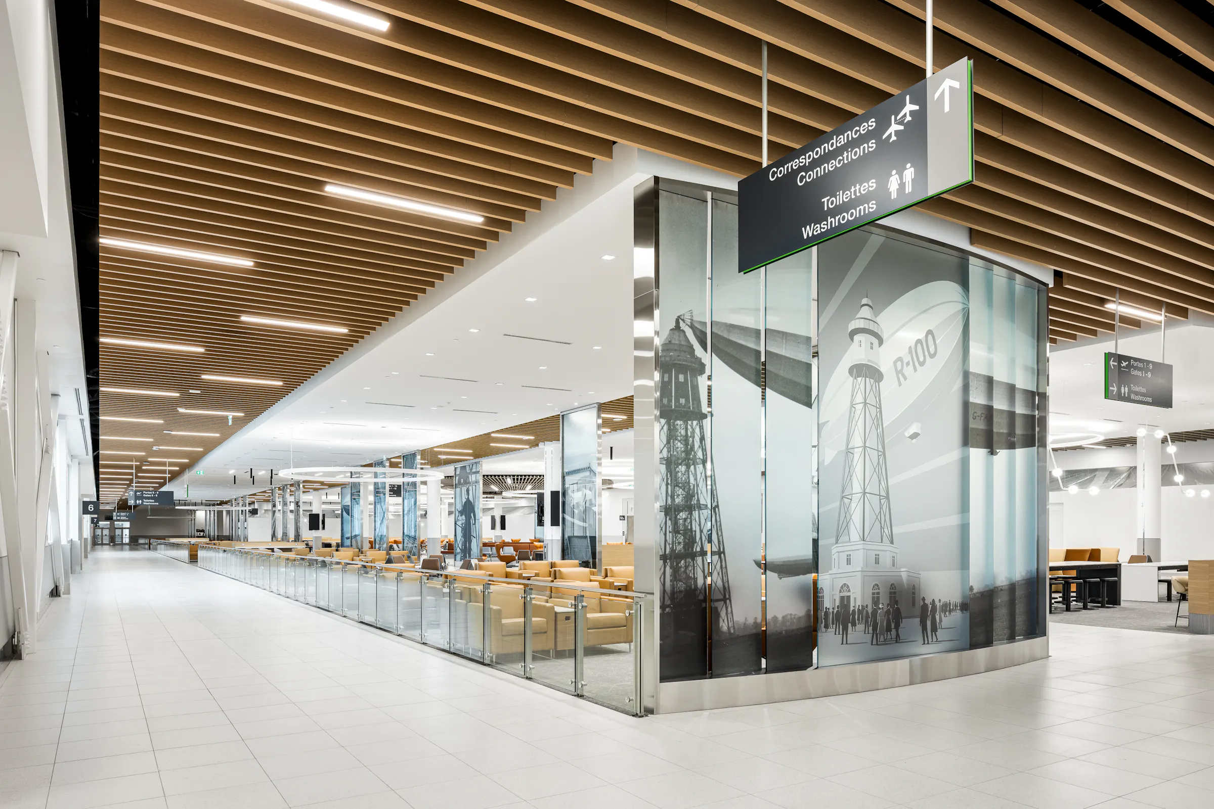 Photographie d’architecture du lounge mettant en valeur les matériaux, le mobilier et la lumière.
