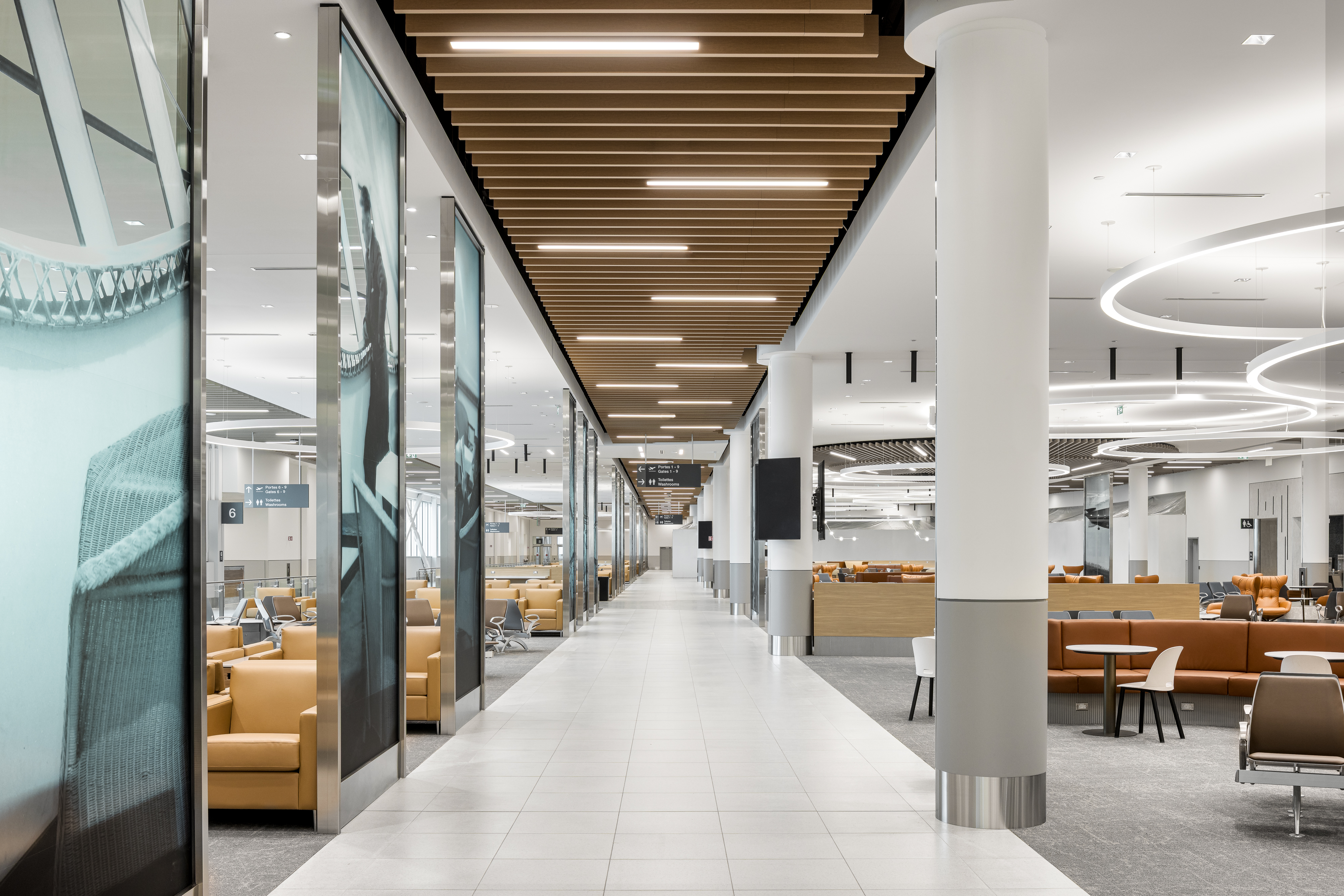 Vue symétrique du salon d’attente mettant en valeur les volumes et le design du plafond.