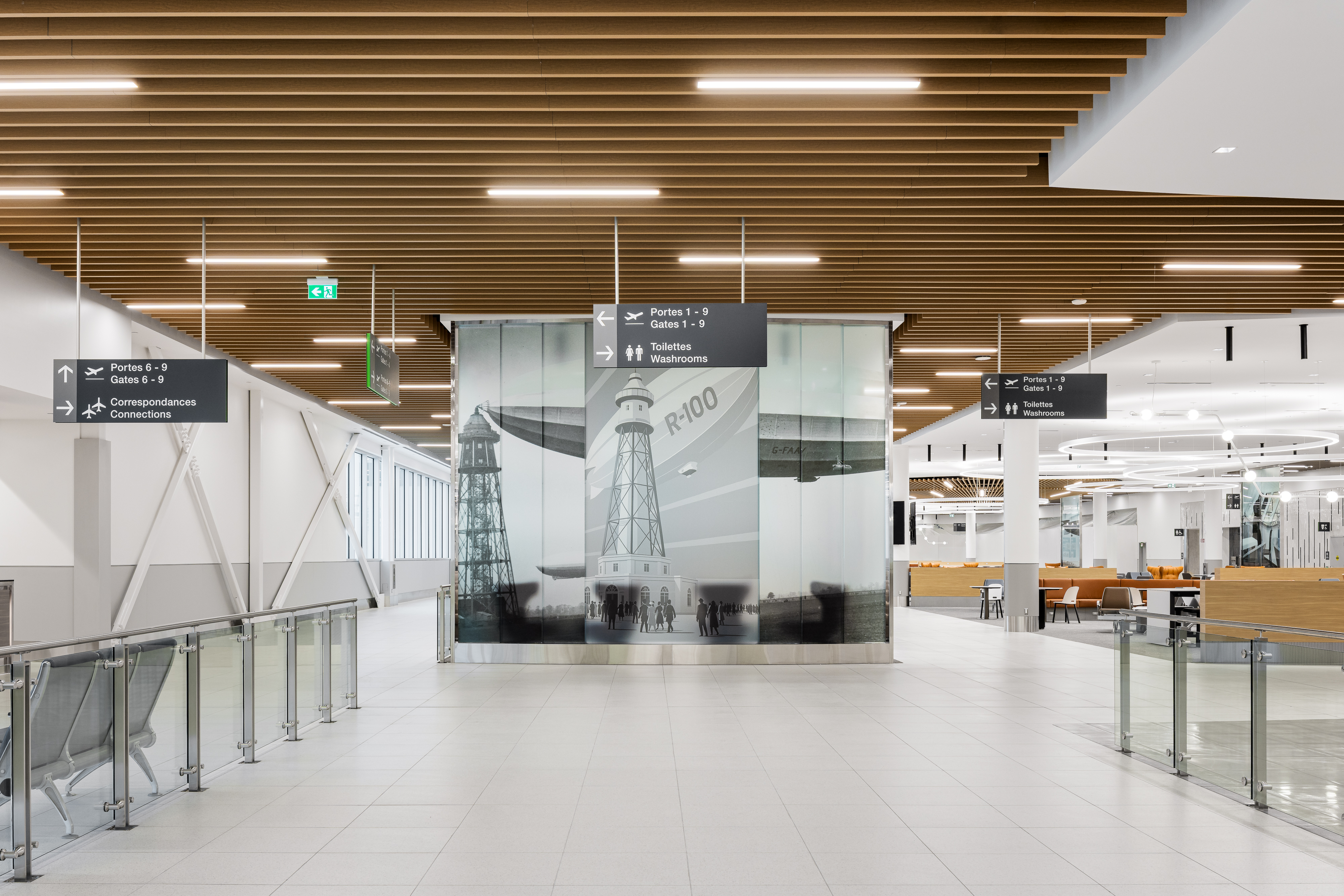 Photographie intérieure du lounge avec mobilier confortable et design épuré.