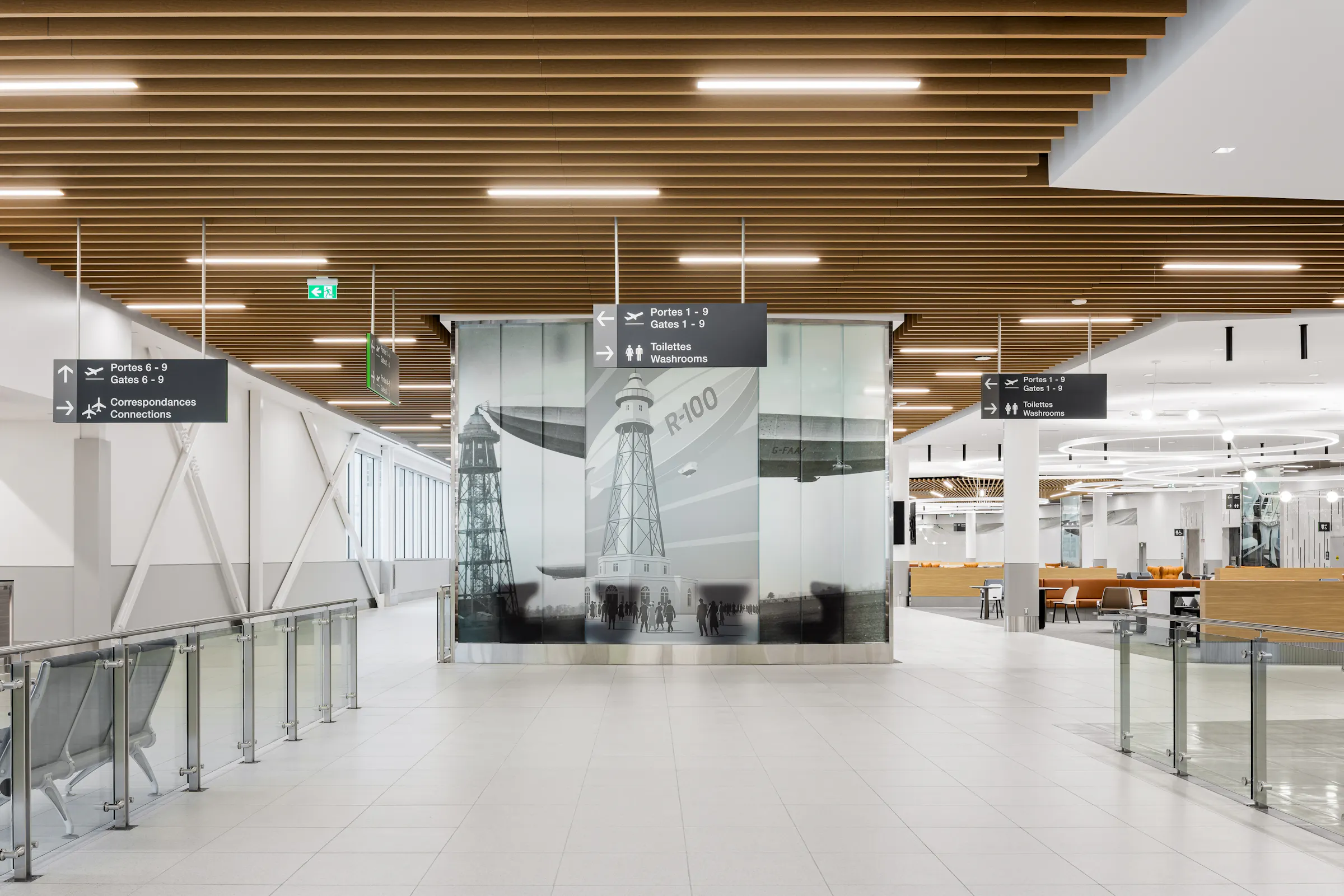 Photographie intérieure du lounge avec mobilier confortable et design épuré.