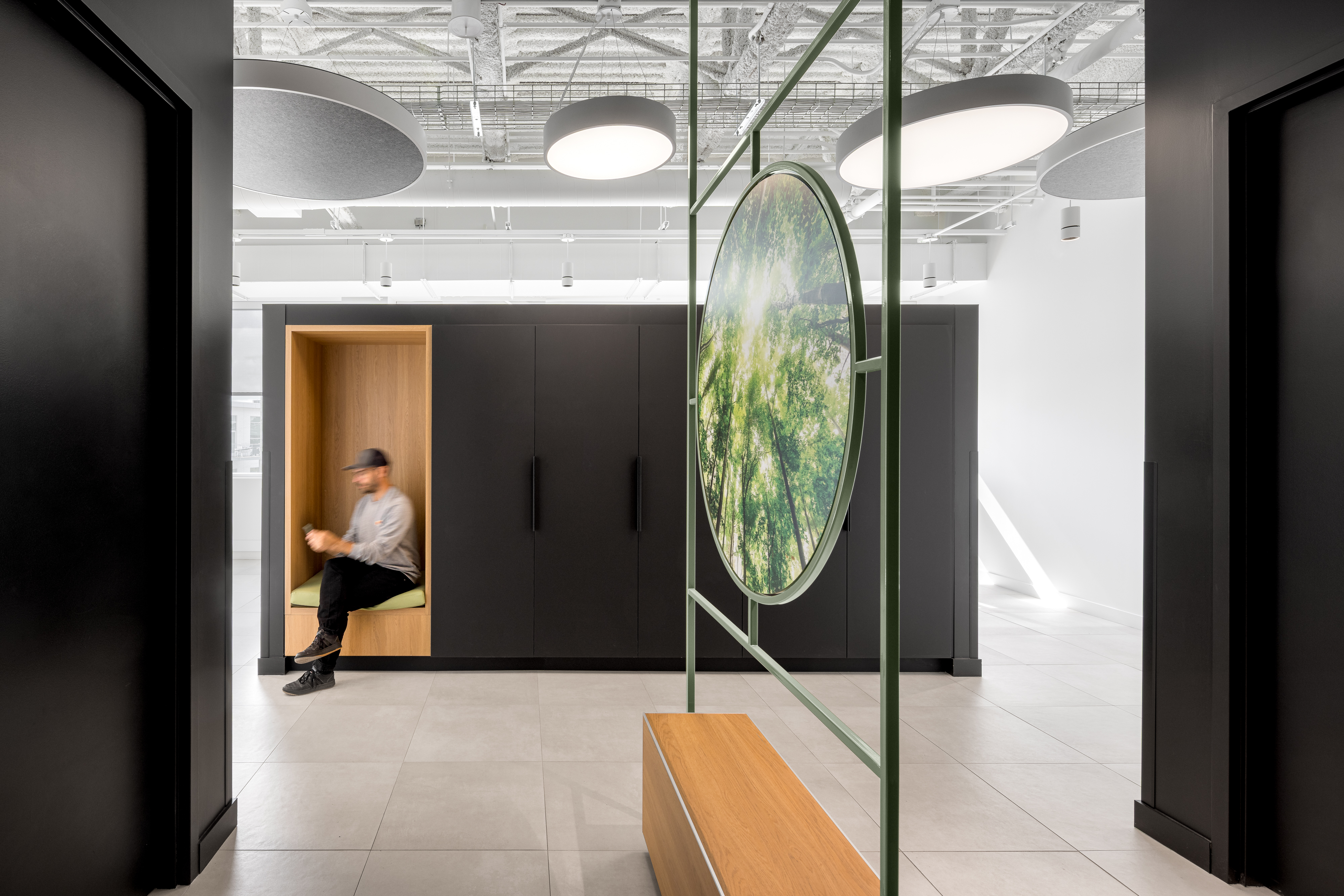 Photographie d’architecture d’un hall de bureaux modernes avec volumes noirs, matériaux minimalistes et design intérieur contemporain.