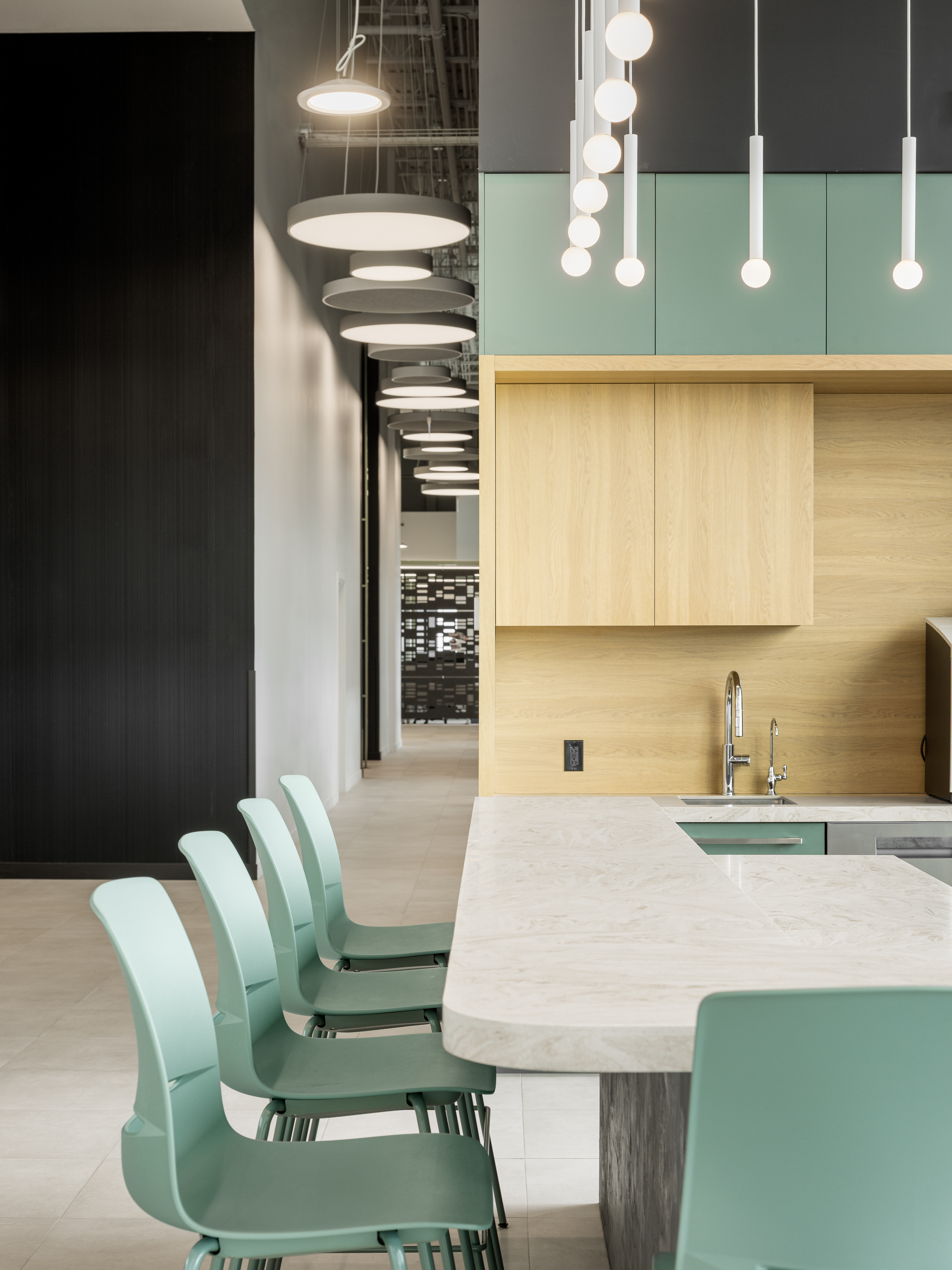 Photographie d’architecture d’un comptoir de cuisine dans un espace de bureaux avec design intérieur moderne et lignes minimalistes.