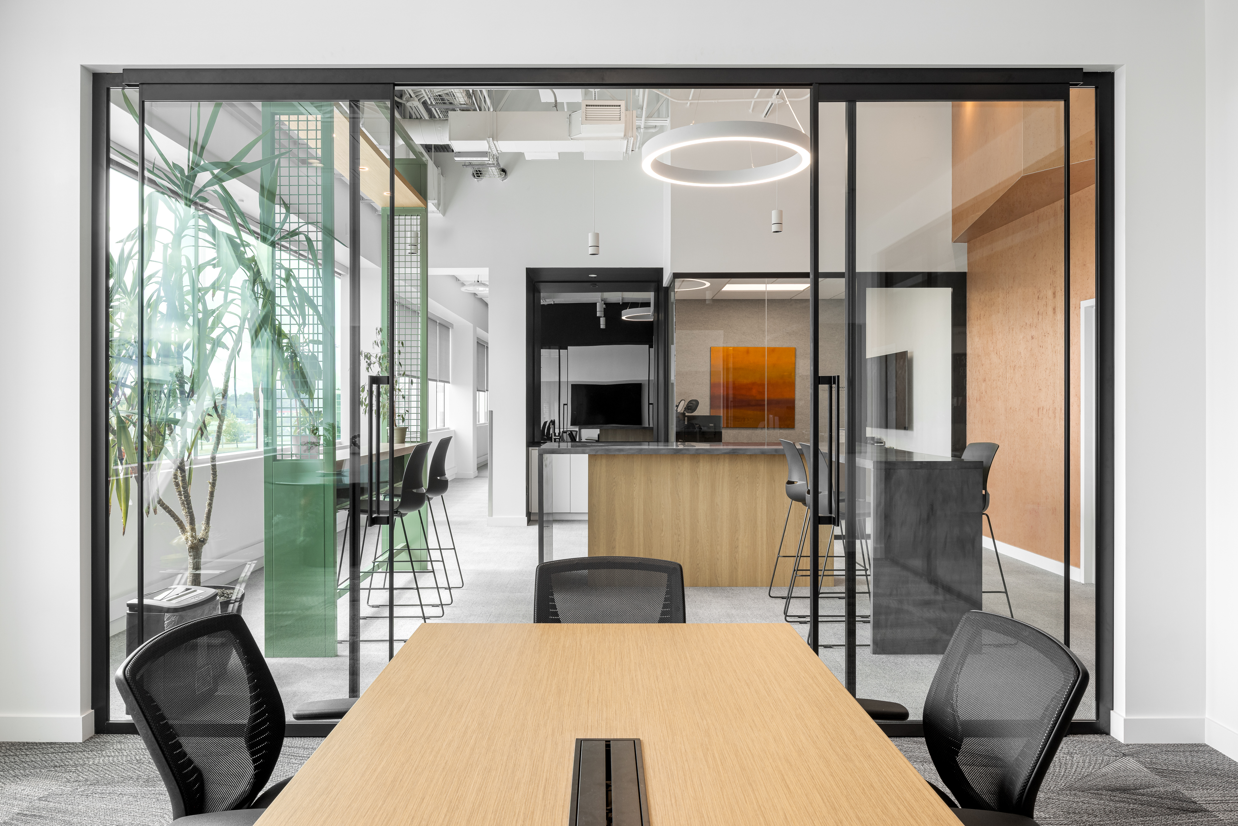 Photographie d’architecture d’un corridor de bureaux modernes avec structure apparente, design intérieur et lumière naturelle.