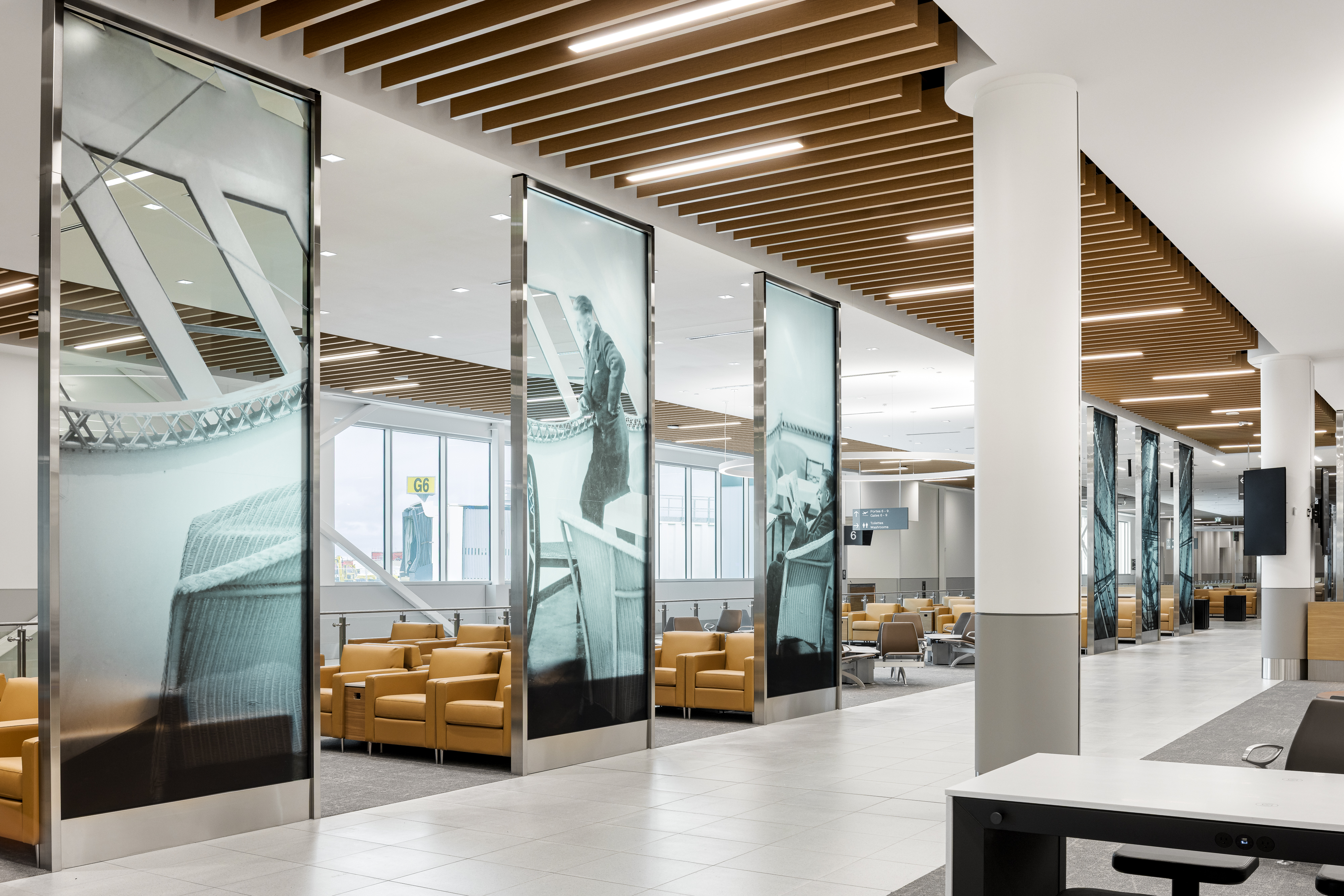 Espace d’attente moderne avec fauteuils design, éclairage intégré au plafond et ambiance lumineuse.