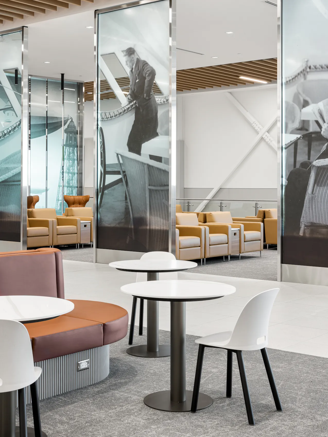 Vue intérieure mettant en valeur le design du plafond et l’aménagement du lounge.