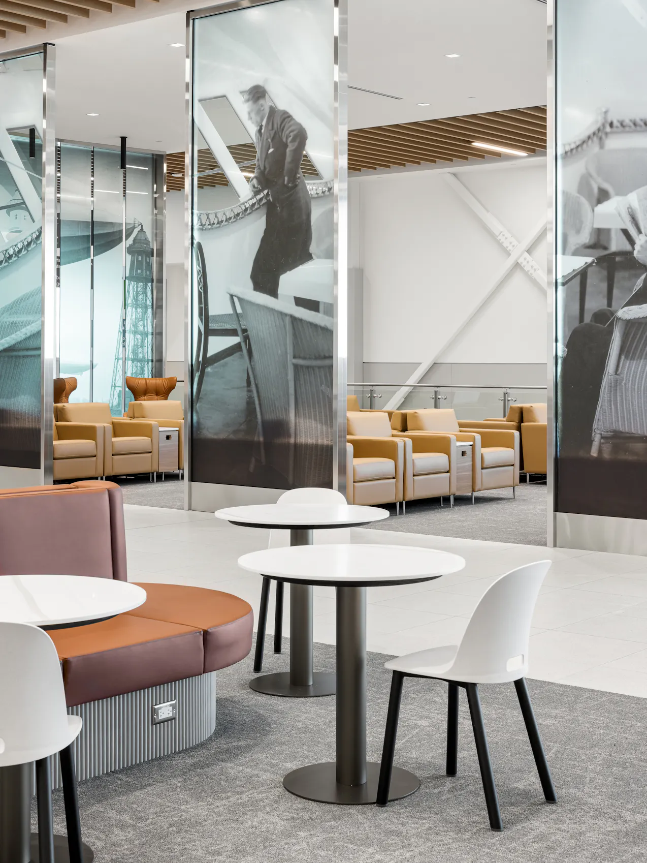 Vue intérieure mettant en valeur le design du plafond et l’aménagement du lounge.