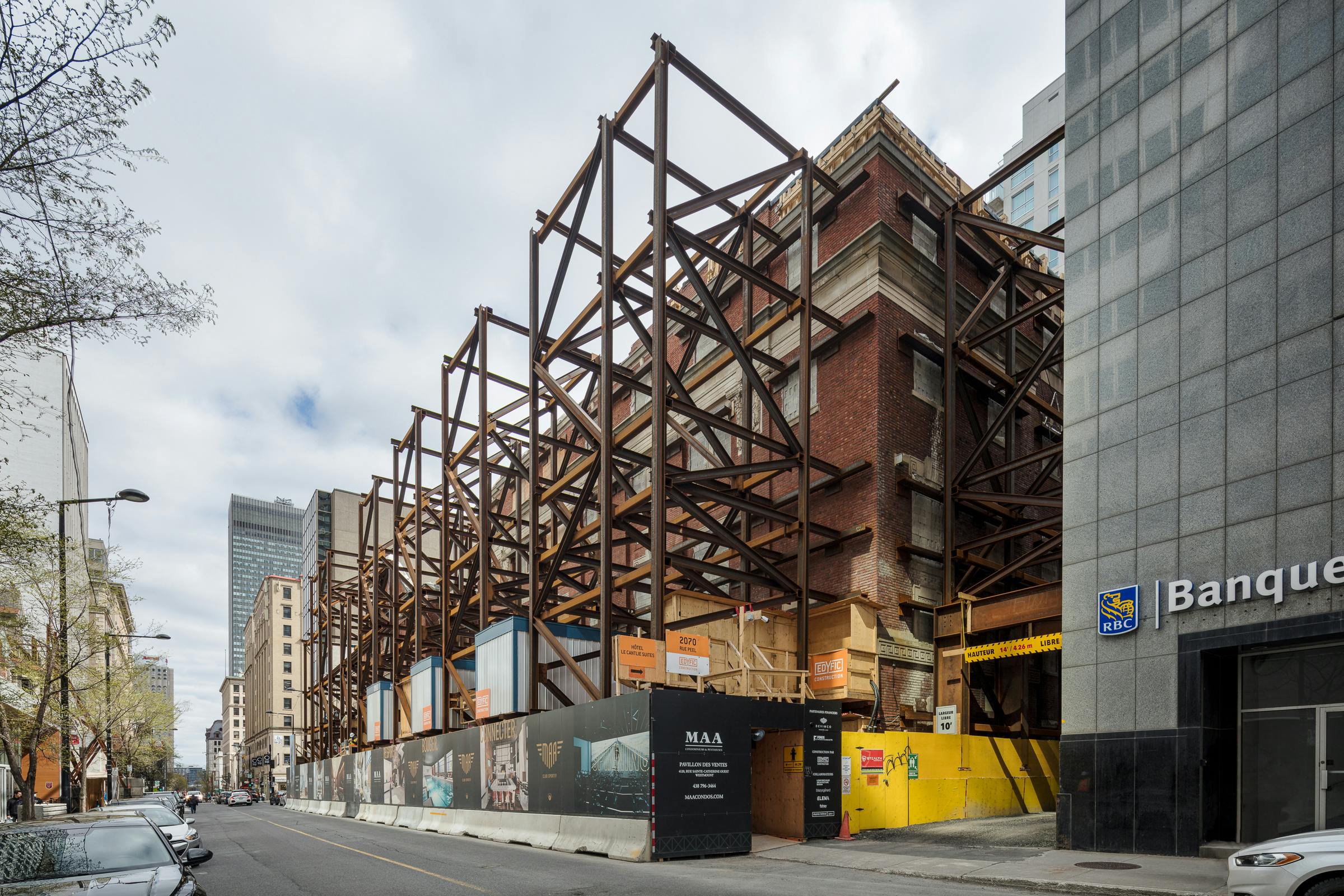 View of the support structure of the architectural facade.