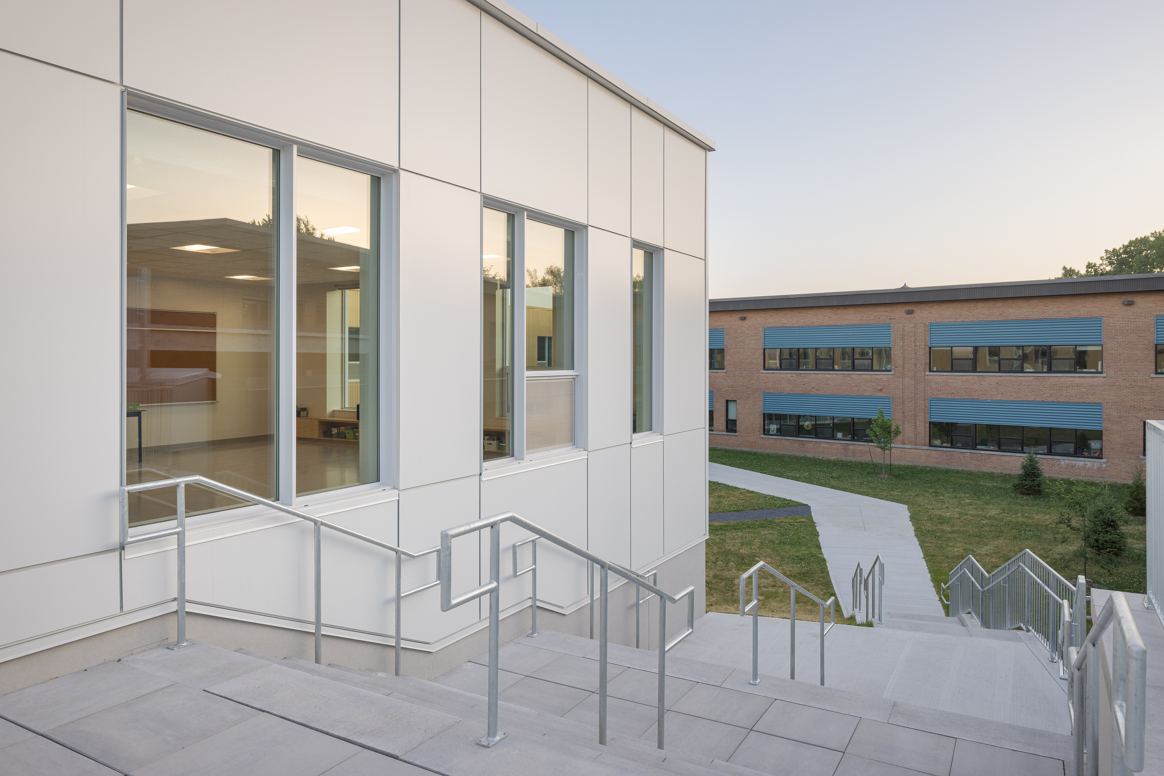 Photographie d’architecture d’un agrandissement d’école à Gatineau avec design contemporain et cour intérieure.