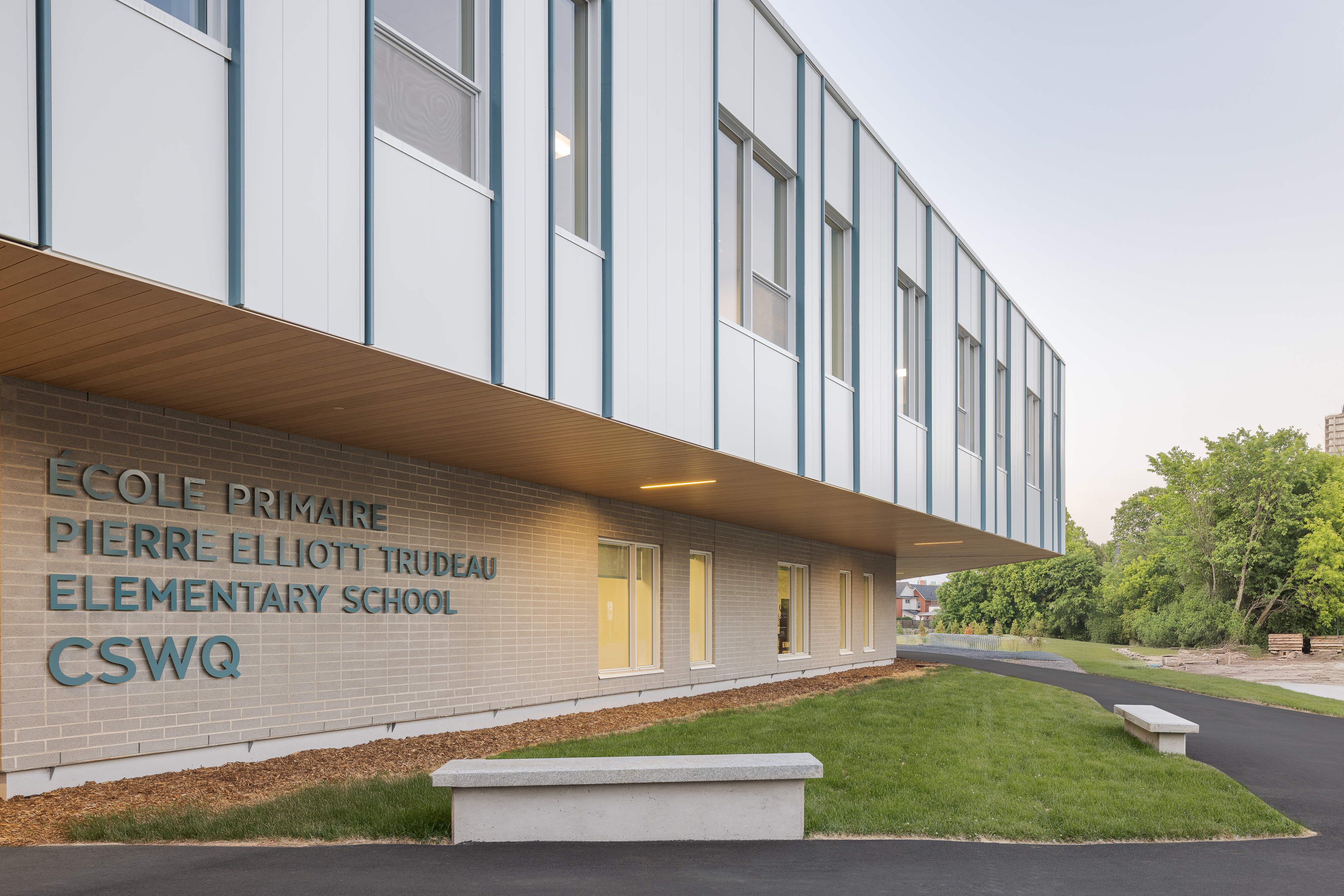 Photographie d’architecture d’une école contemporaine avec volumes modernes et design architectural minimaliste.