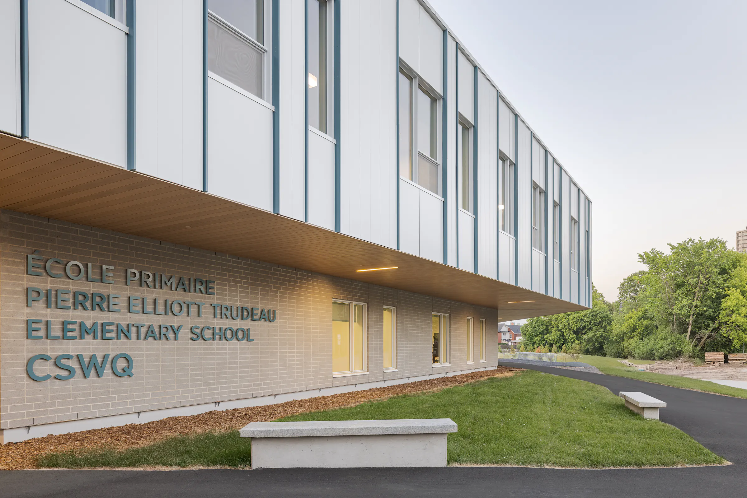 Photographie d’architecture d’une école contemporaine avec volumes modernes et design architectural minimaliste.