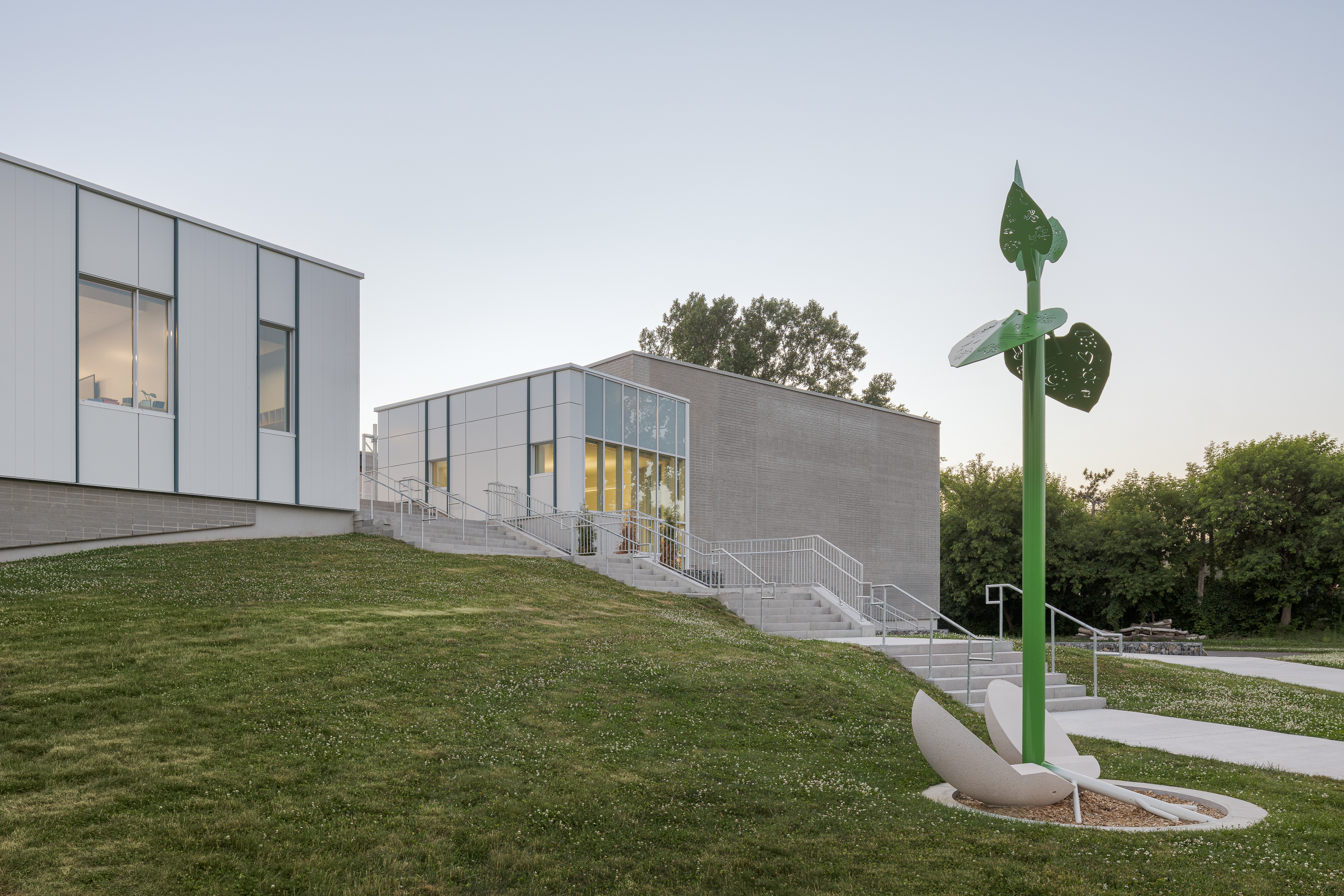 Photographie d’architecture d’une façade d’école contemporaine avec volumes blancs et design moderne.