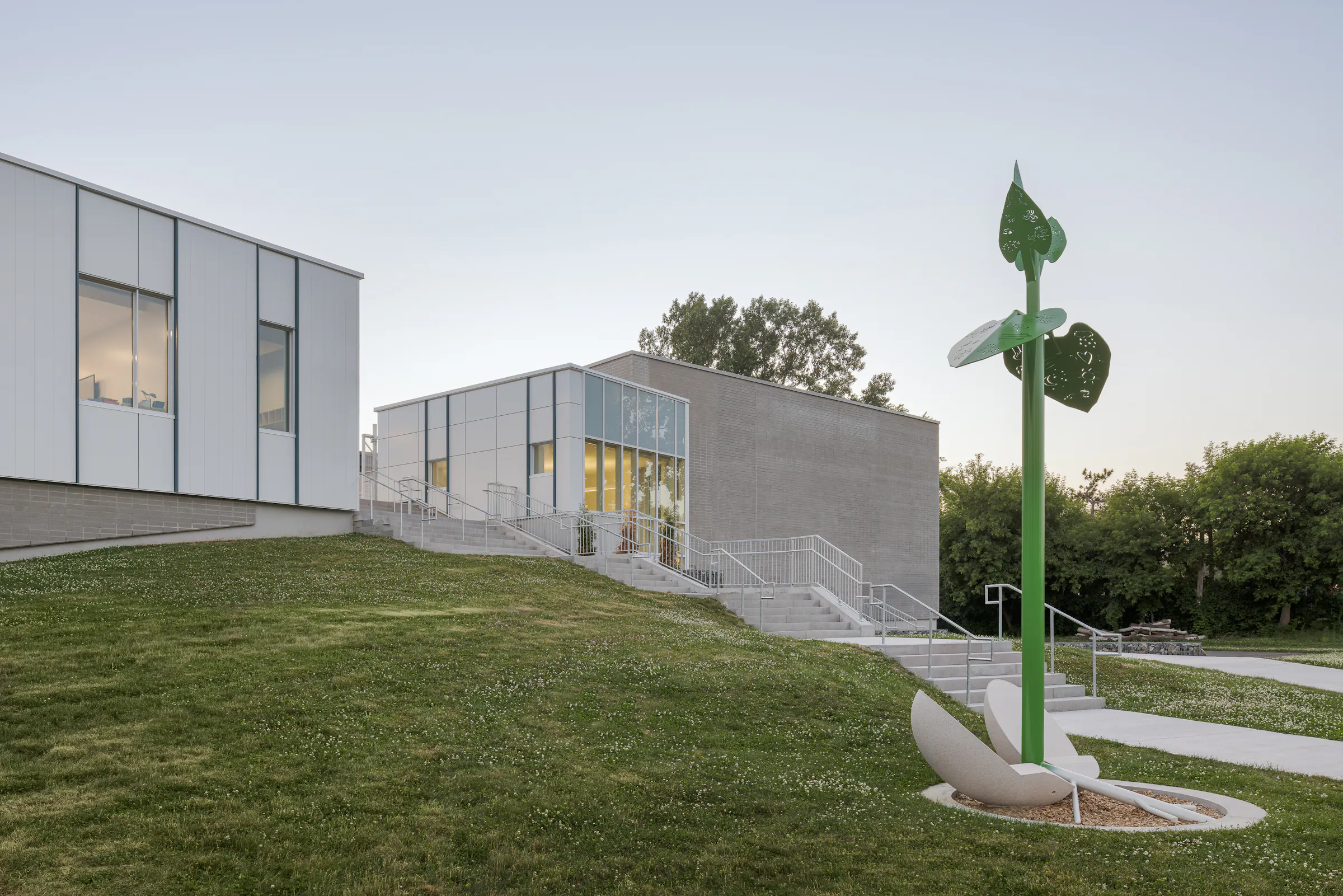 Photographie d’architecture d’une façade d’école contemporaine avec volumes blancs et design moderne.