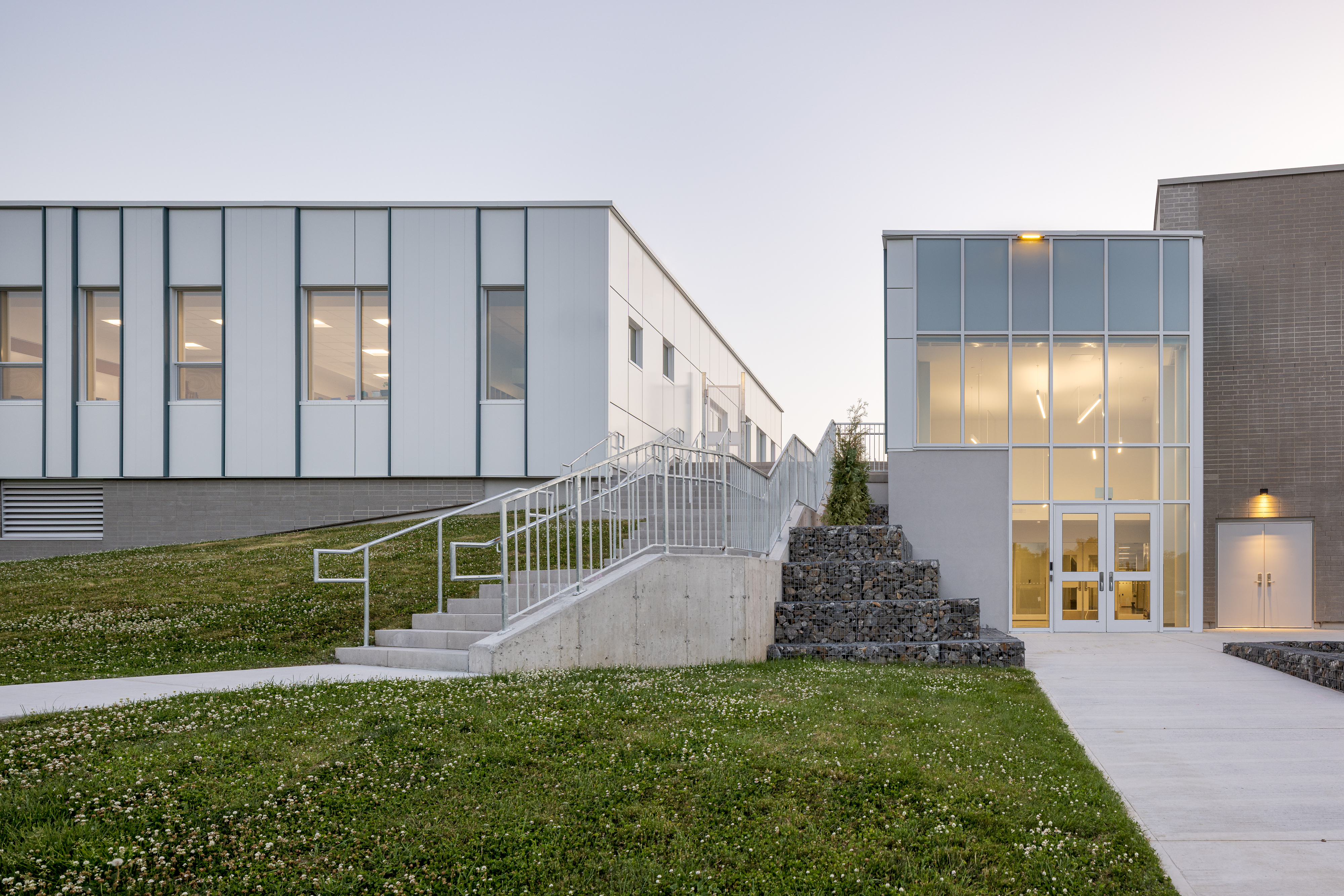 Photographie d’architecture d’un bâtiment scolaire contemporain avec volumes en bois et design architectural.