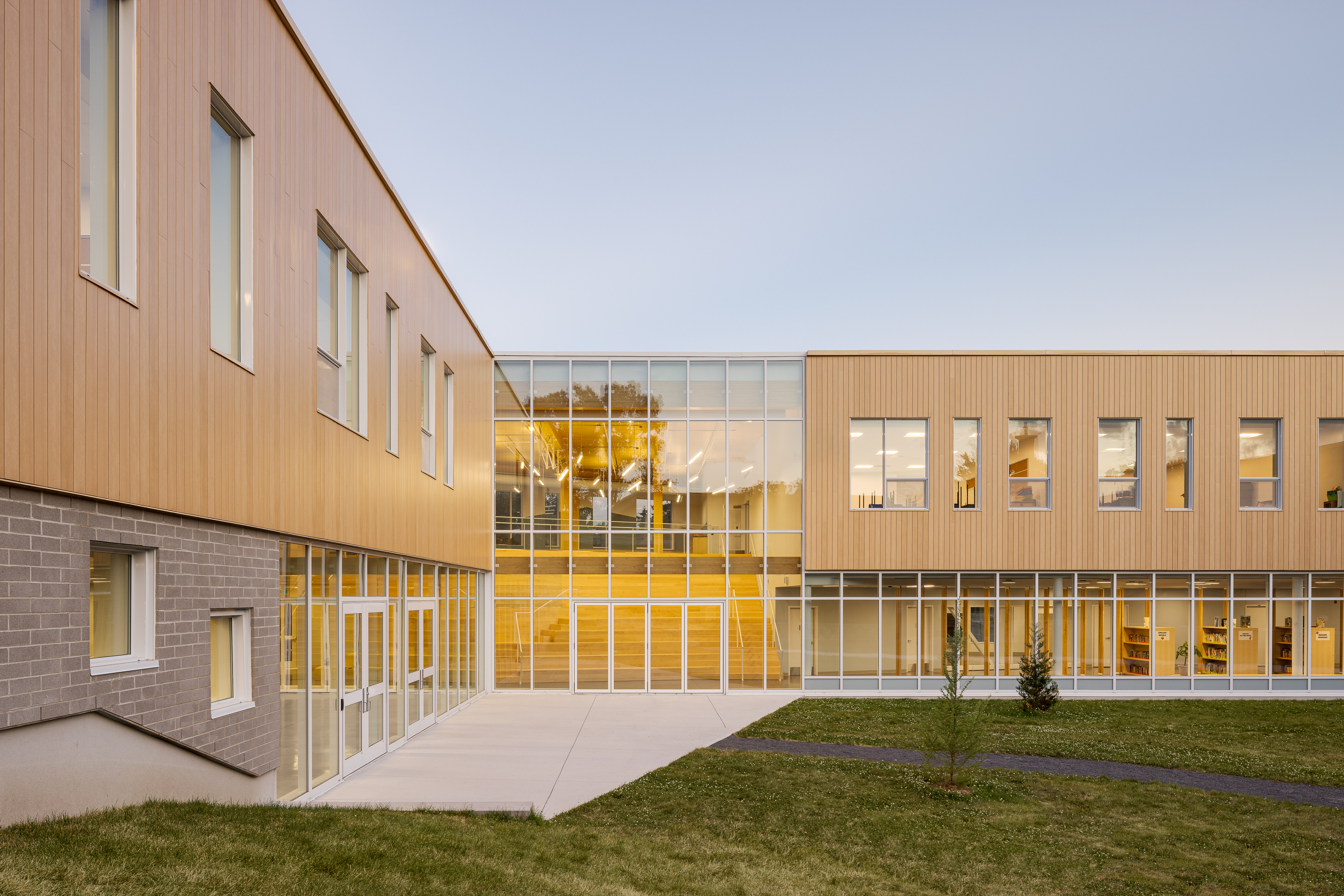 Photographie d’architecture d’une école moderne avec architecture contemporaine et façade en bois.
