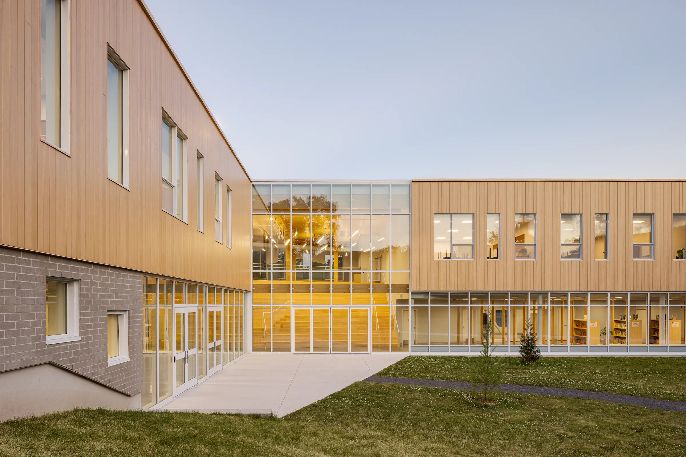 Photographie d’architecture d’une école moderne avec architecture contemporaine et façade en bois.