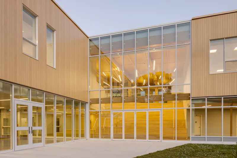 Photographie d’architecture d’un agrandissement d’école primaire à Gatineau avec design contemporain et cour intérieure.