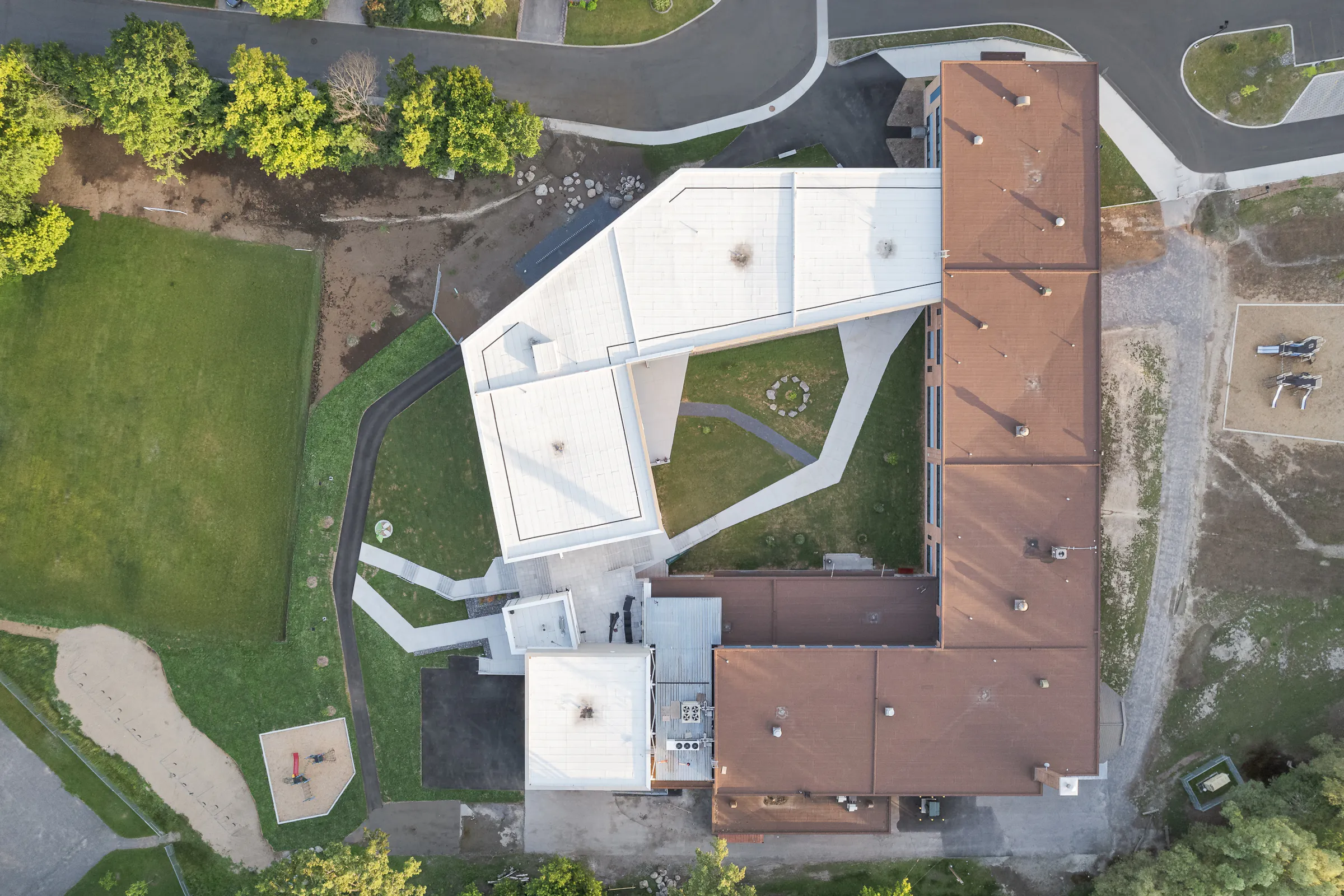 Photographie d’architecture par drone du Lab École à Gatineau montrant l’agrandissement de l’école Pierre Elliott Trudeau et la cour intérieure.