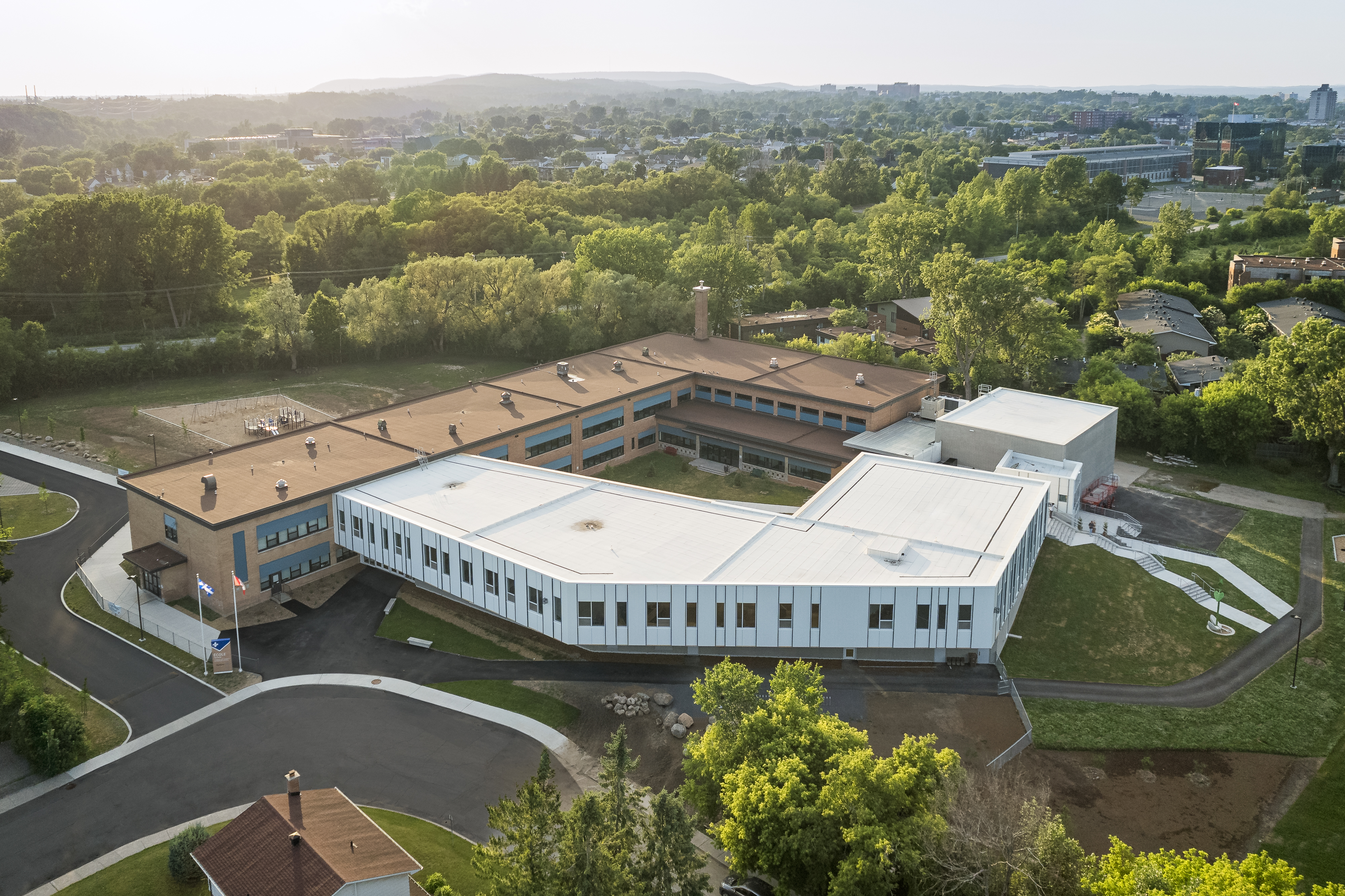 Vue aérienne par drone d’une école contemporaine à Gatineau avec architecture en bois, cour intérieure et conception du projet Lab École.