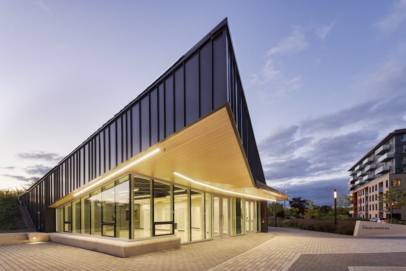 Photographie grand angle qui met en evidence l'architecture moderne d'un centre communautaire.