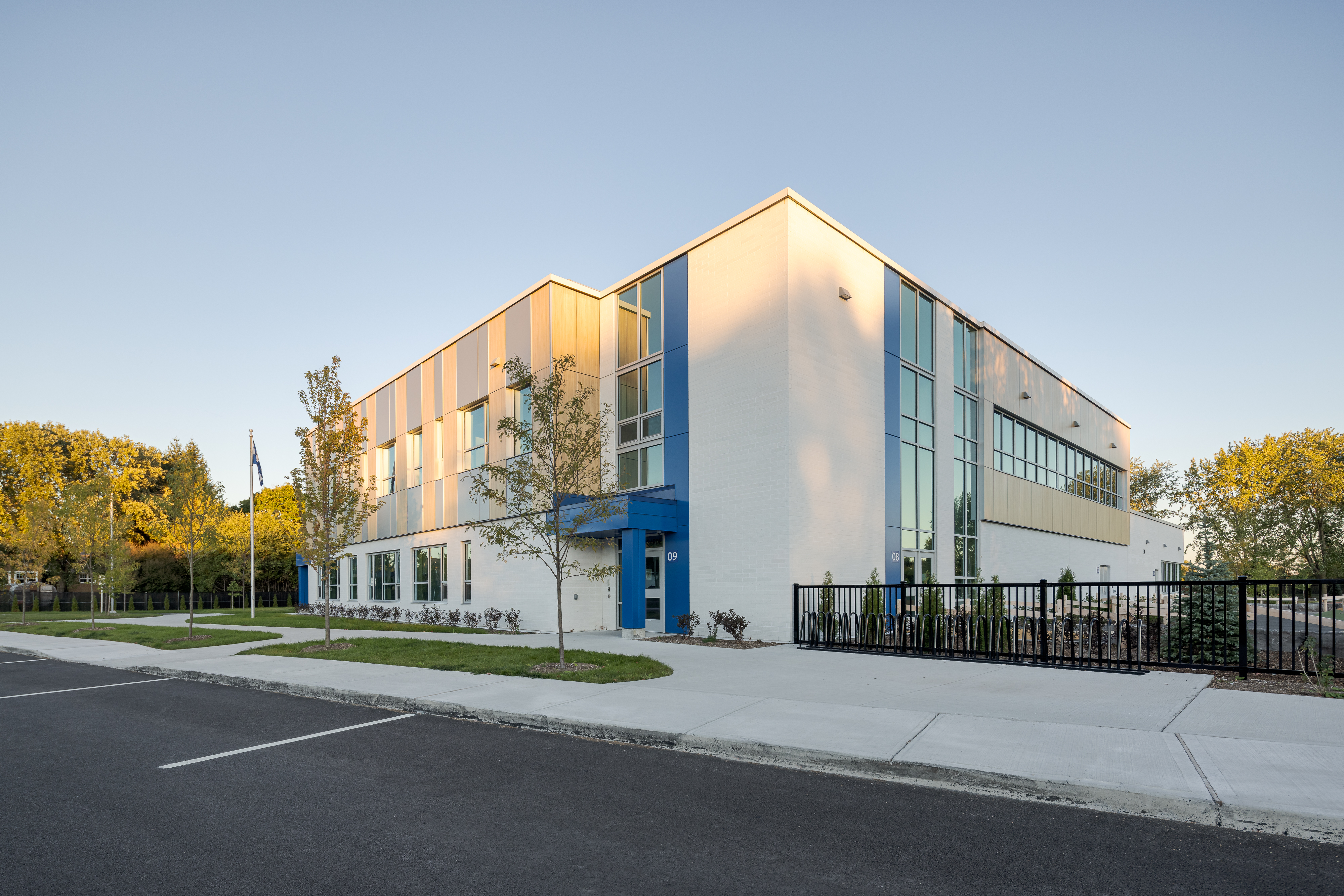 Angle sur le volume principal de l'École des Saules, L'Assomption. Toiture à pignon et revêtement bois et aluminium. Photo : TARMAC - Damien Ligiardi.