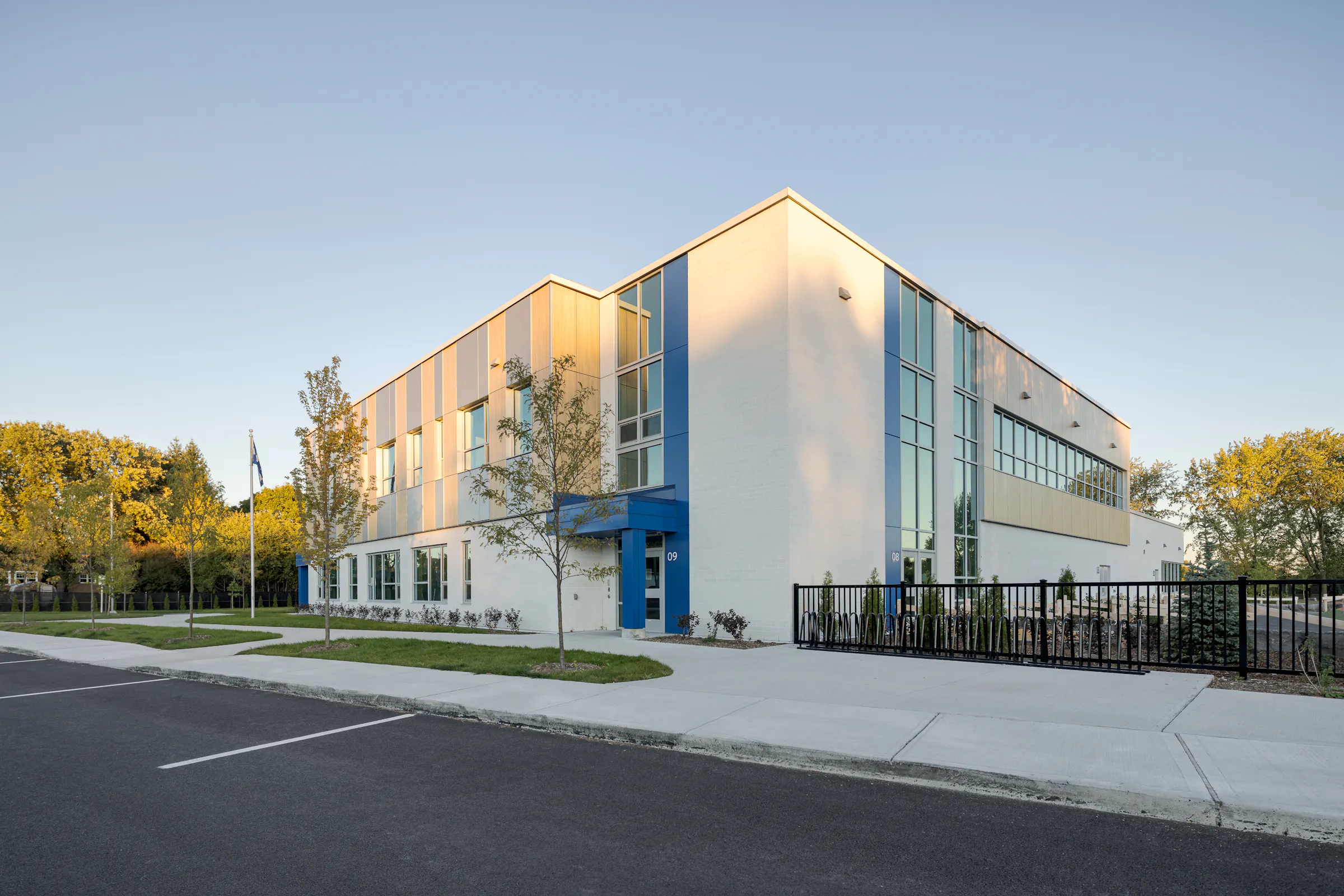 Angle sur le volume principal de l'École des Saules, L'Assomption. Toiture à pignon et revêtement bois et aluminium. Photo : TARMAC - Damien Ligiardi.