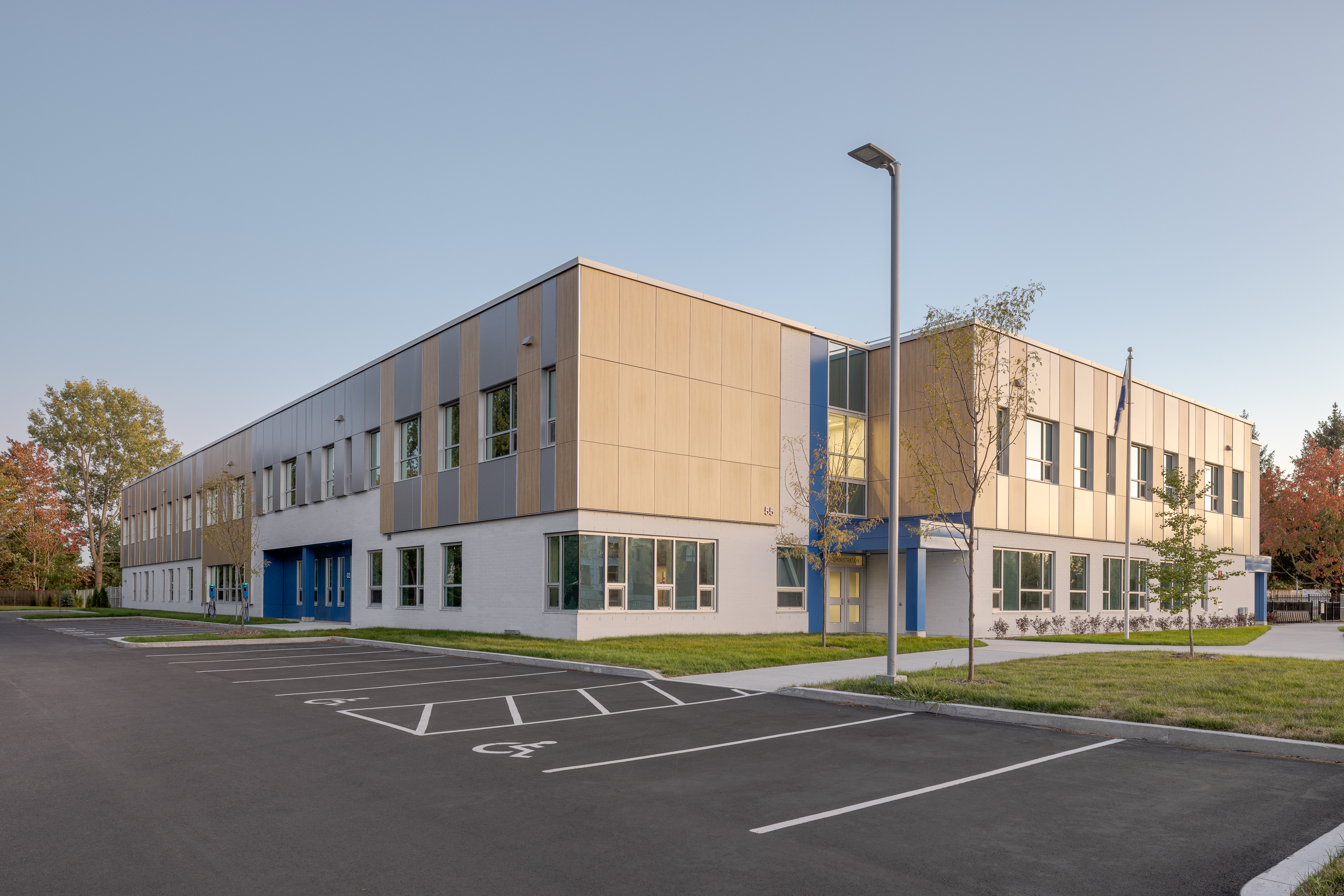 Vue latérale de l'École des Saules, L'Assomption depuis le stationnement. Composition de volumes et matériaux durables. Photo : TARMAC - Damien Ligiardi.